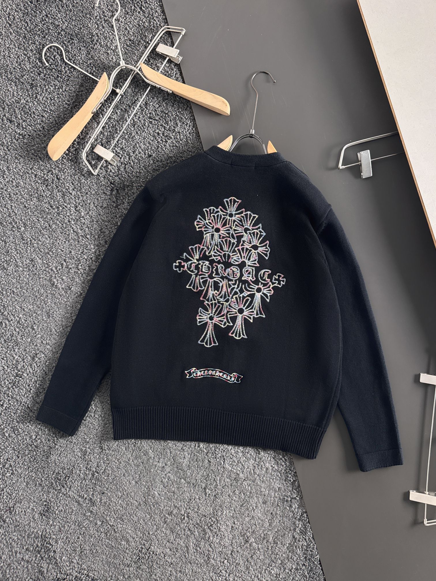 新款毛线针织衫，采用彩色线重工刺绣，穿上出门回头率百分百！充满品牌辨识度的经典元素加持，瞬问提升整体的档