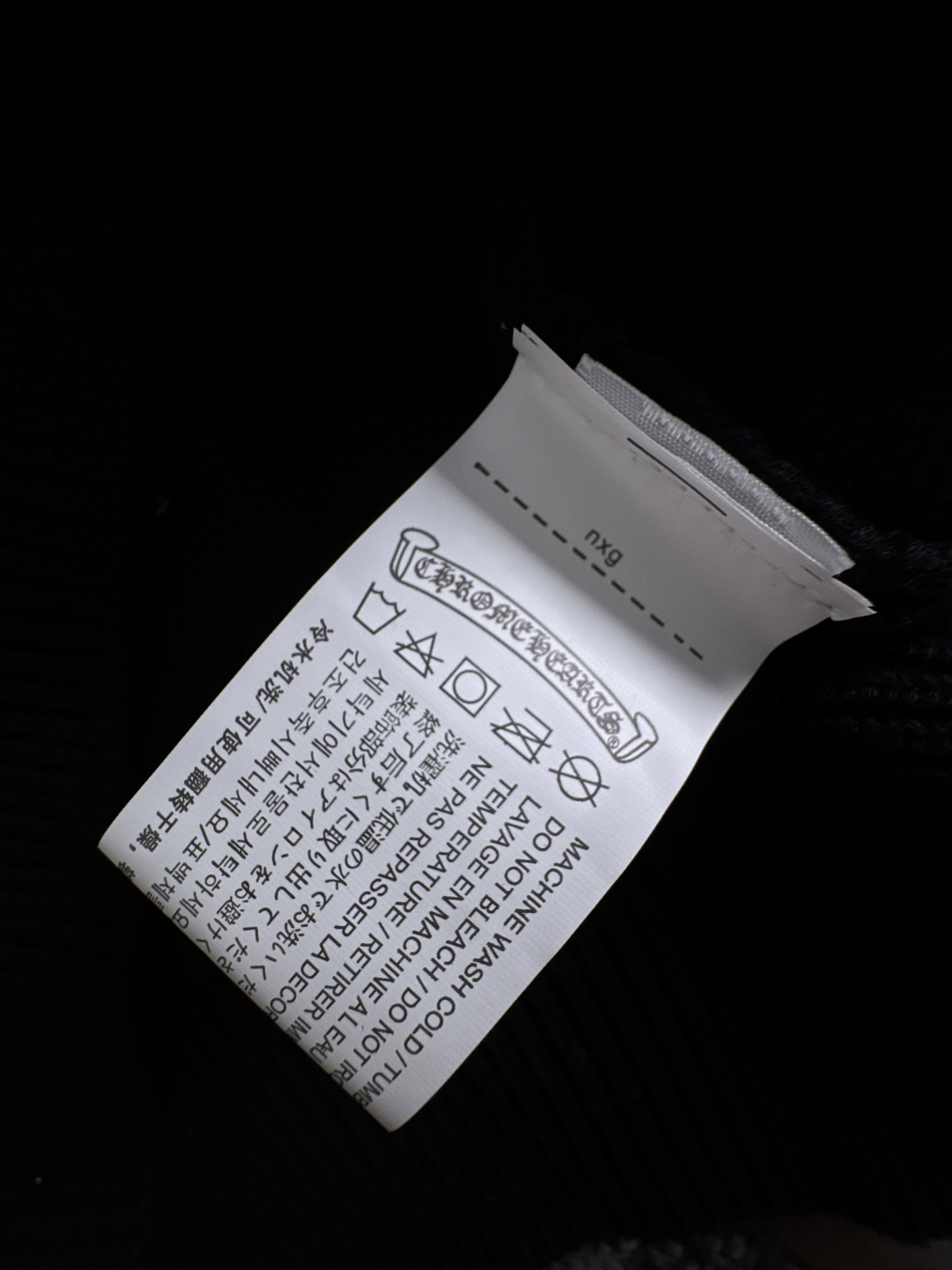 新款毛线针织衫，采用彩色线重工刺绣，穿上出门回头率百分百！充满品牌辨识度的经典元素加持，瞬问提升整体的档