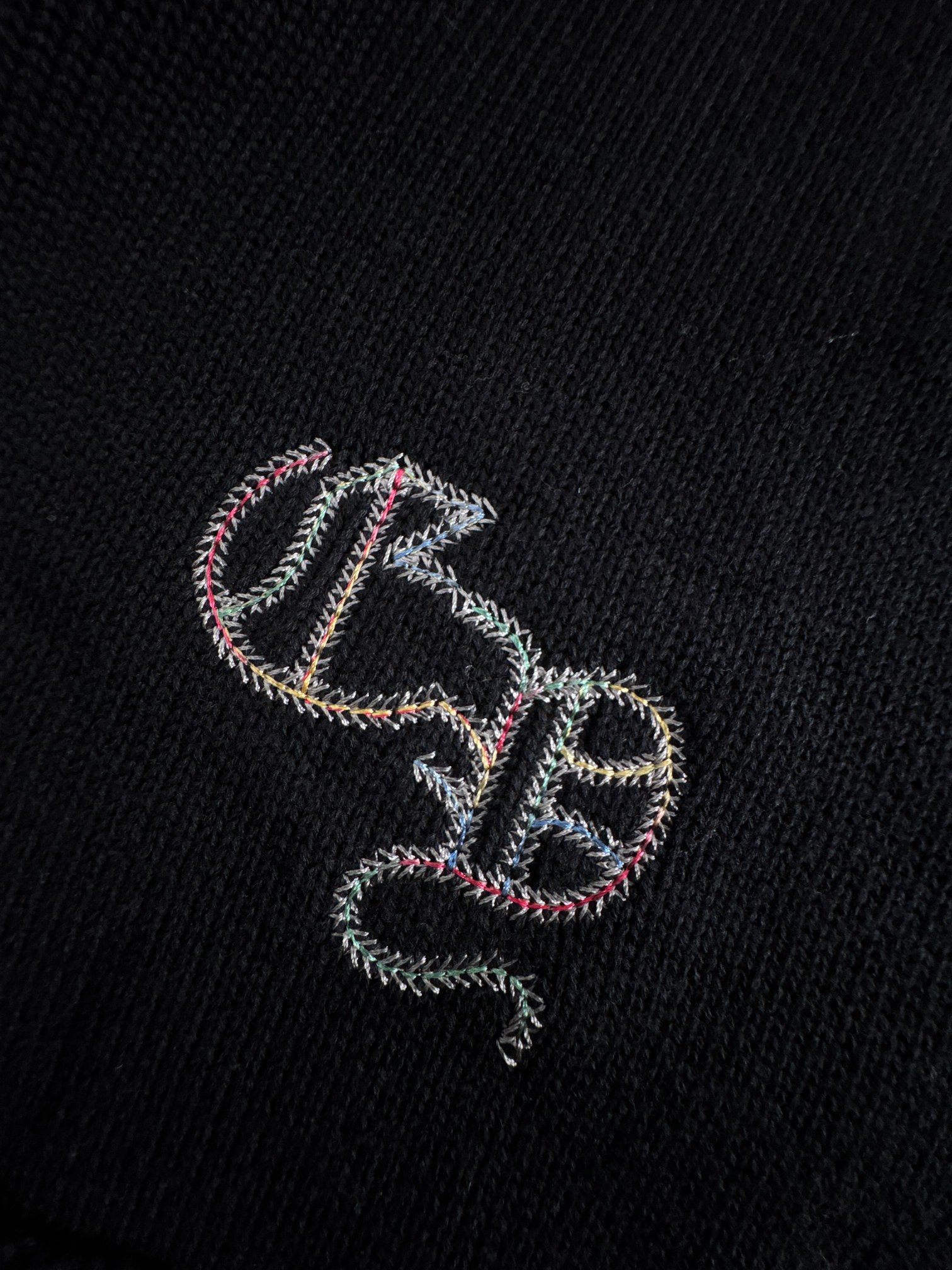 新款毛线针织衫，采用彩色线重工刺绣，穿上出门回头率百分百！充满品牌辨识度的经典元素加持，瞬问提升整体的档