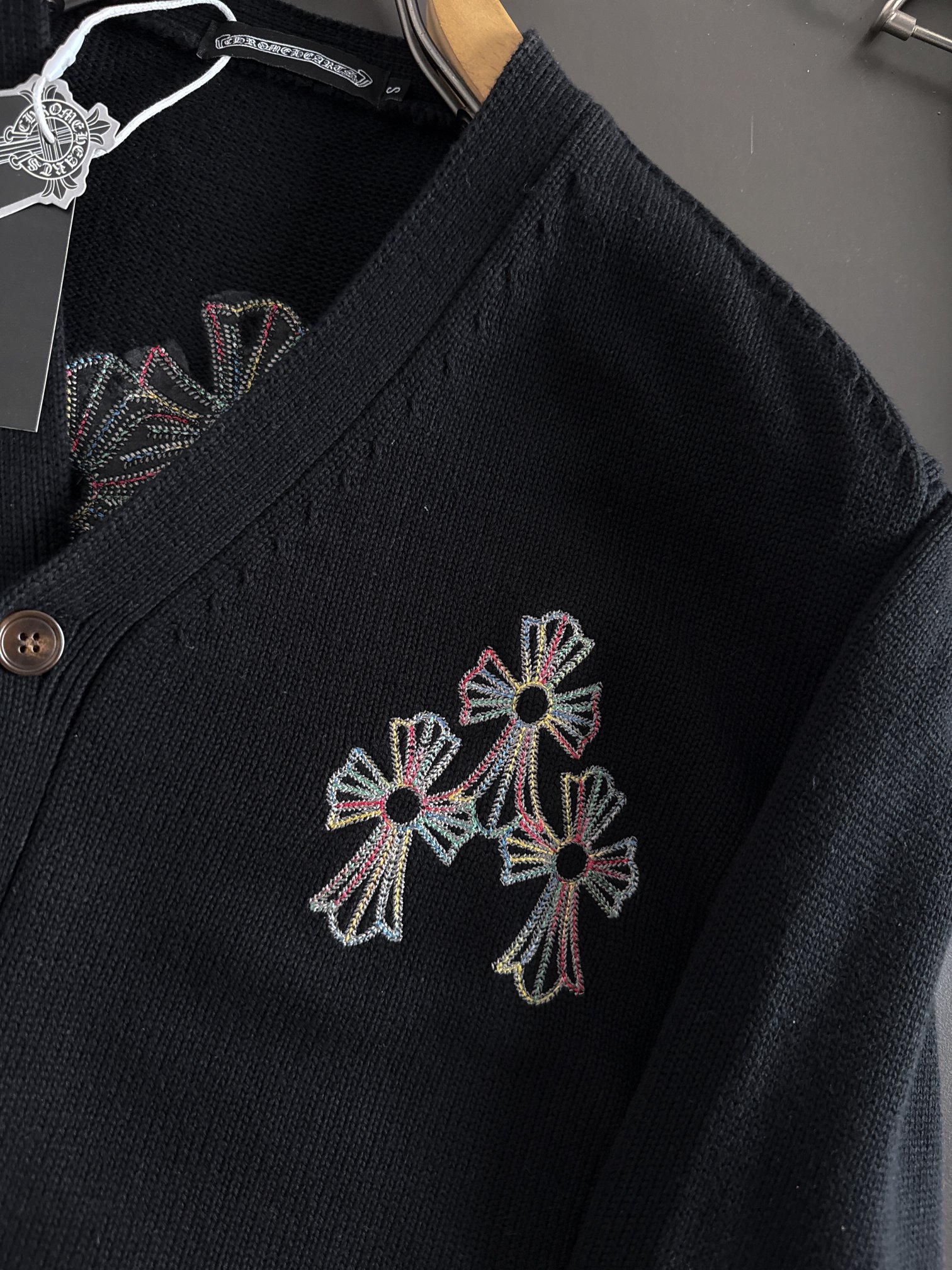 新款毛线针织衫，采用彩色线重工刺绣，穿上出门回头率百分百！充满品牌辨识度的经典元素加持，瞬问提升整体的档