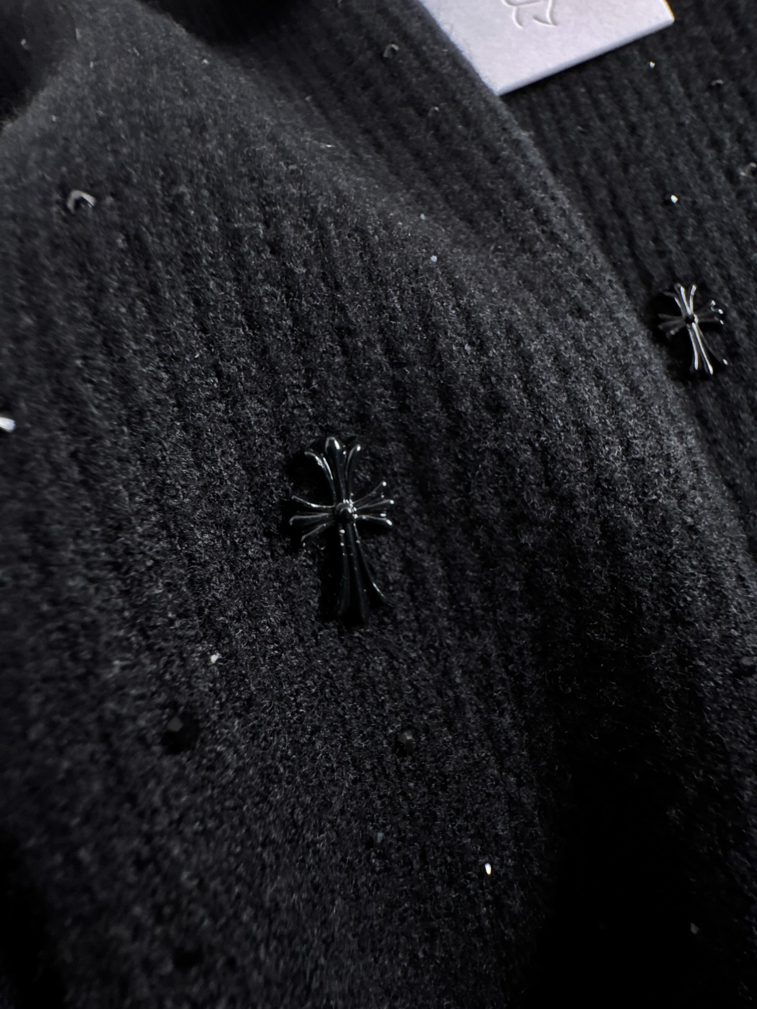 新款毛线针织衫，采用黑色贴钻穿上出门回头率百分百！充满品牌辨识度的经典元素加持，瞬问提升整体的档次与规格