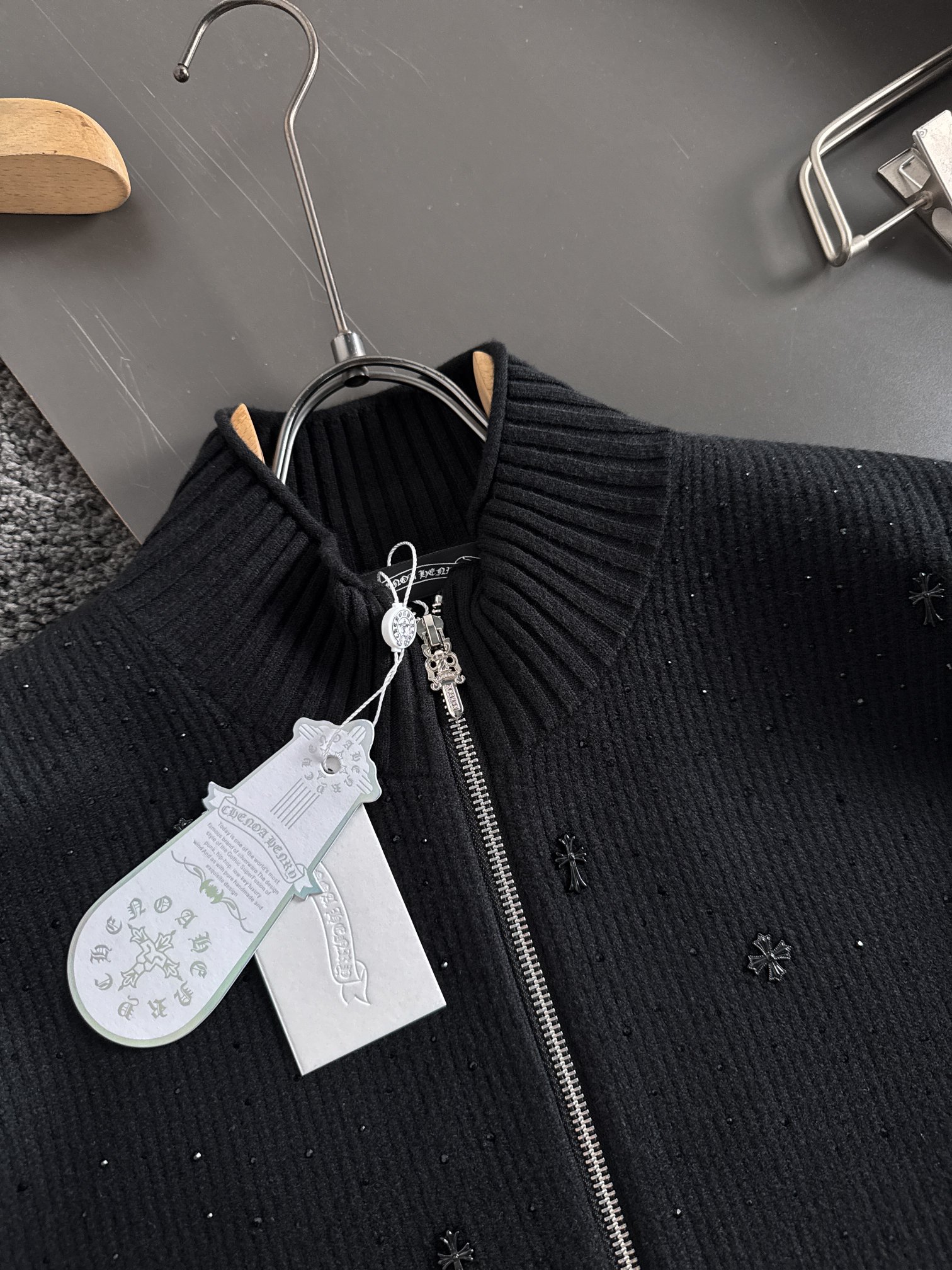 新款毛线针织衫，采用黑色贴钻穿上出门回头率百分百！充满品牌辨识度的经典元素加持，瞬问提升整体的档次与规格