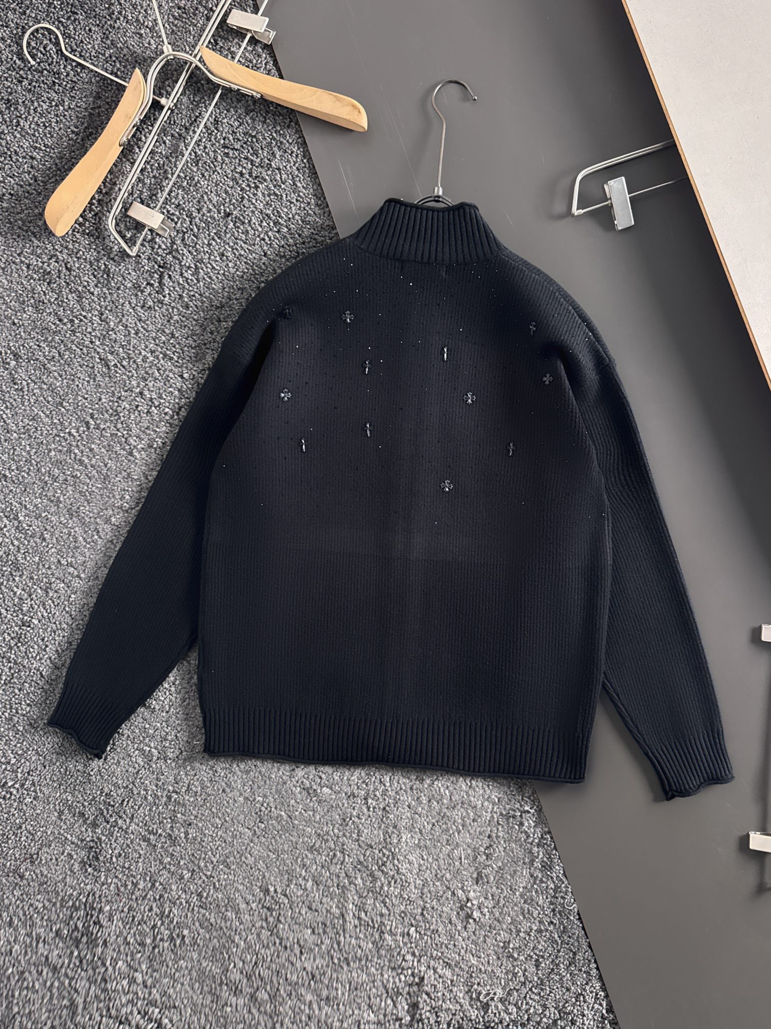 新款毛线针织衫，采用黑色贴钻穿上出门回头率百分百！充满品牌辨识度的经典元素加持，瞬问提升整体的档次与规格