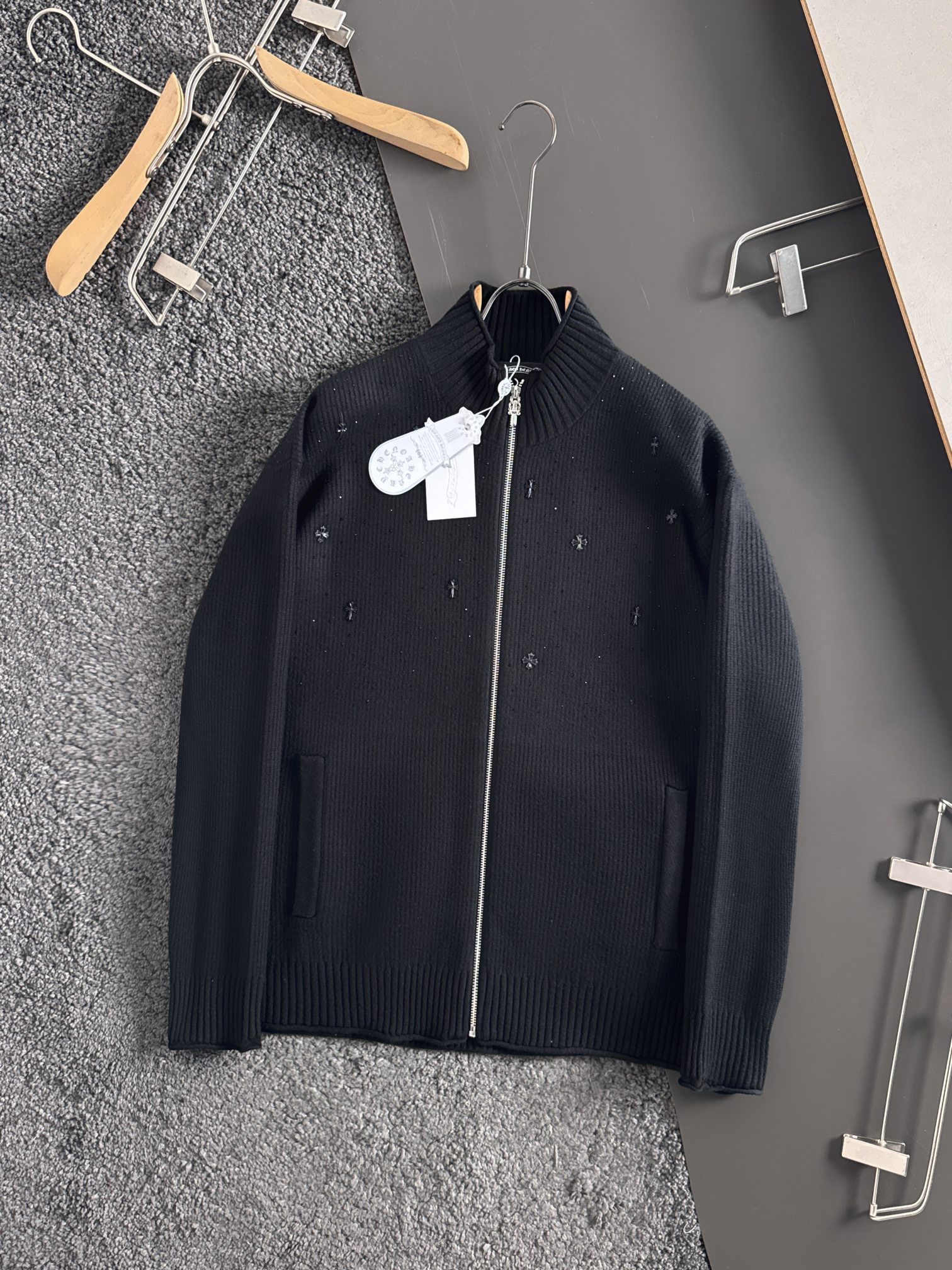 新款毛线针织衫，采用黑色贴钻穿上出门回头率百分百！充满品牌辨识度的经典元素加持，瞬问提升整体的档次与规格