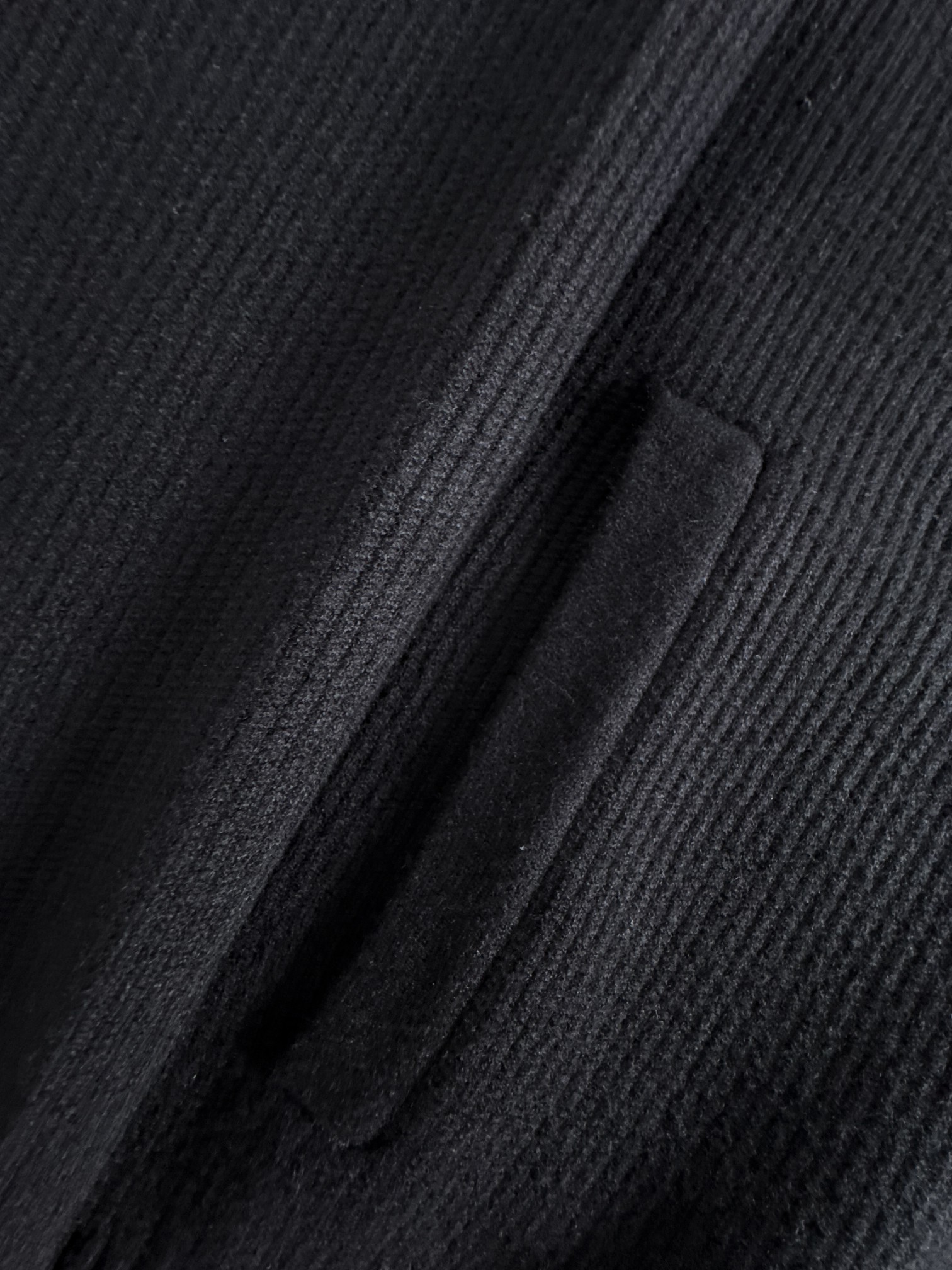 新款毛线针织衫，采用黑色贴钻穿上出门回头率百分百！充满品牌辨识度的经典元素加持，瞬问提升整体的档次与规格