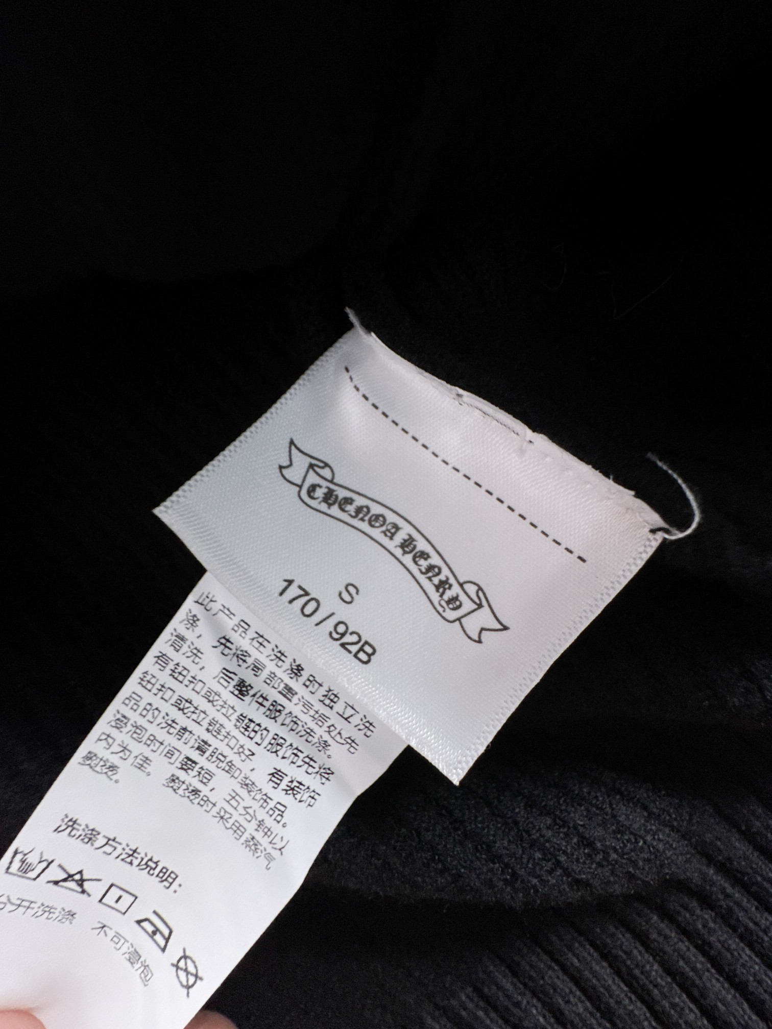 新款毛线针织衫，采用黑色贴钻穿上出门回头率百分百！充满品牌辨识度的经典元素加持，瞬问提升整体的档次与规格