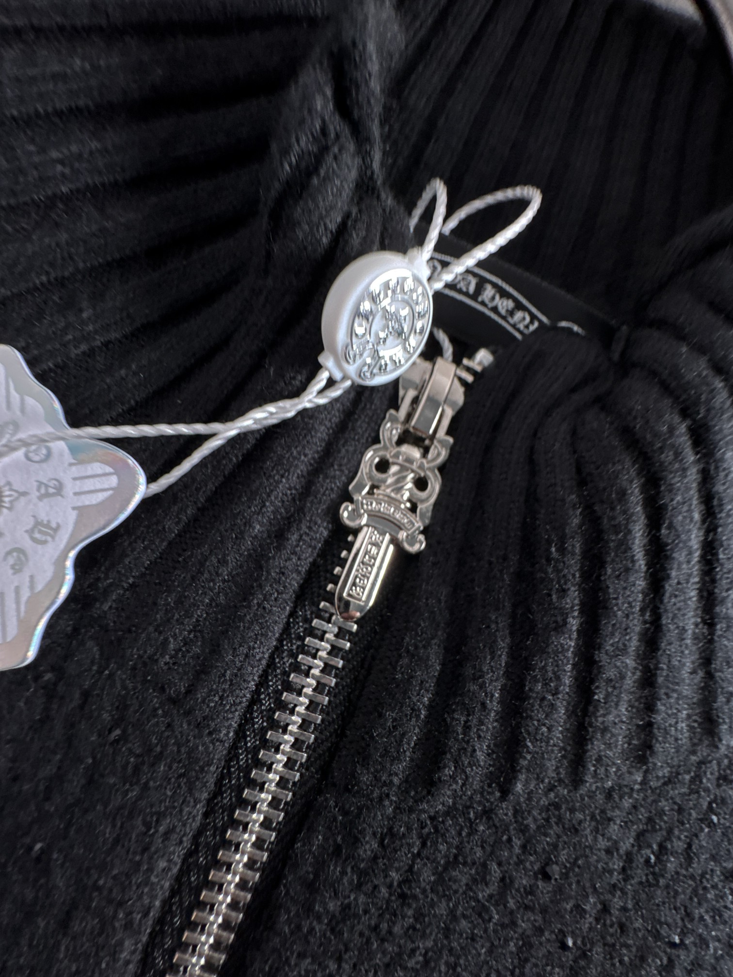 新款毛线针织衫，采用黑色贴钻穿上出门回头率百分百！充满品牌辨识度的经典元素加持，瞬问提升整体的档次与规格