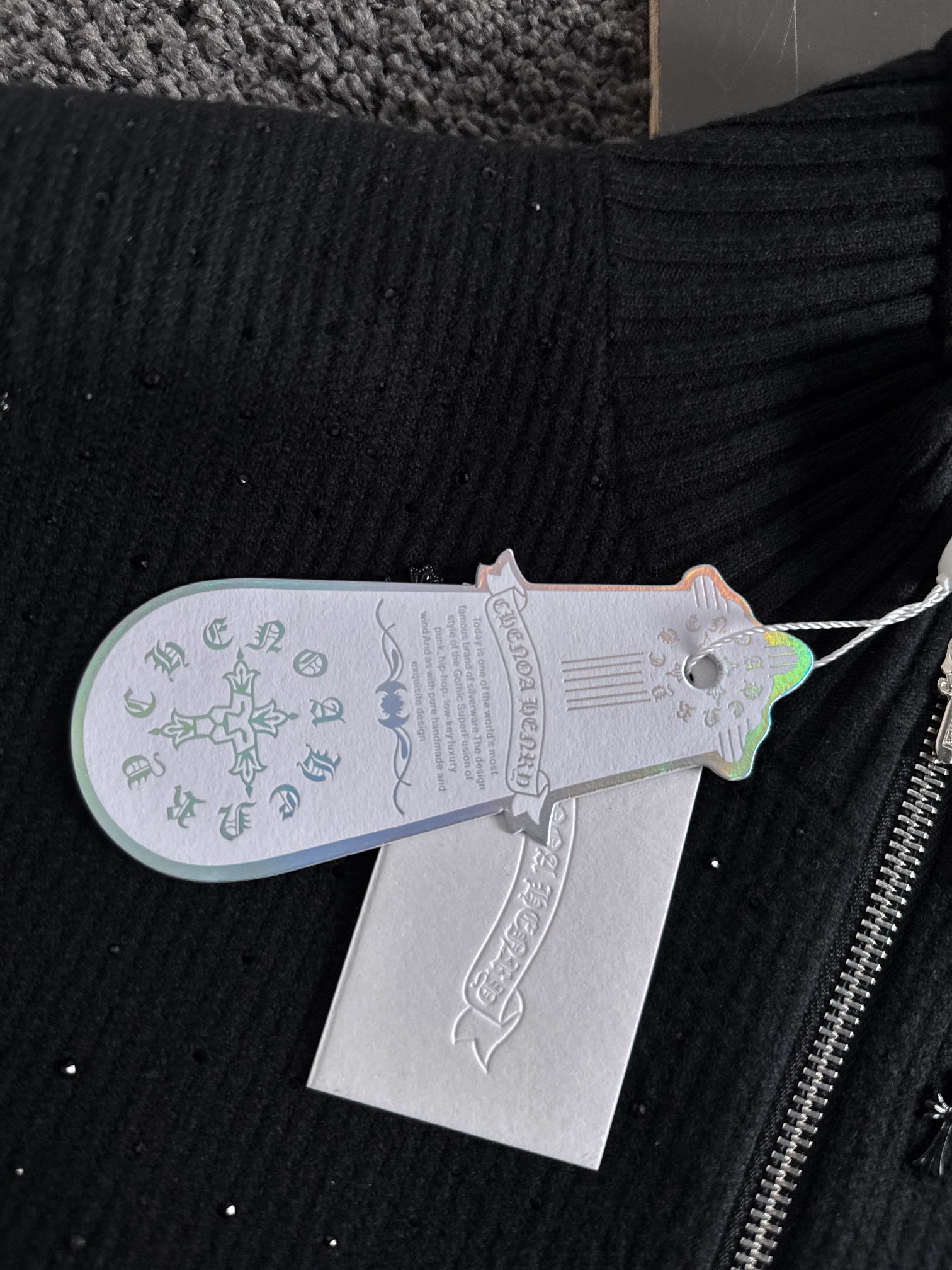 新款毛线针织衫，采用黑色贴钻穿上出门回头率百分百！充满品牌辨识度的经典元素加持，瞬问提升整体的档次与规格