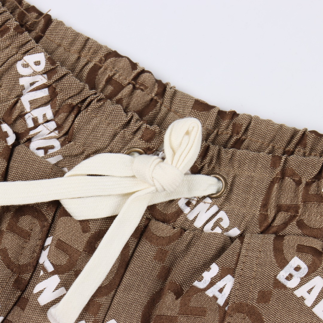 Balenciaga巴黎世家 BLCG×GUCCI 25SS 联名提花弹幕印花短裤 卡其色