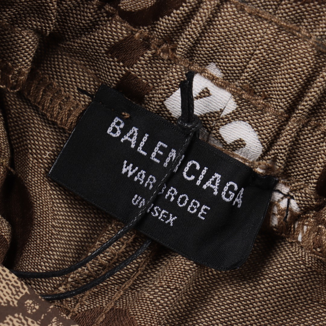 Balenciaga巴黎世家 BLCG×GUCCI 25SS 联名提花弹幕印花短裤 卡其色