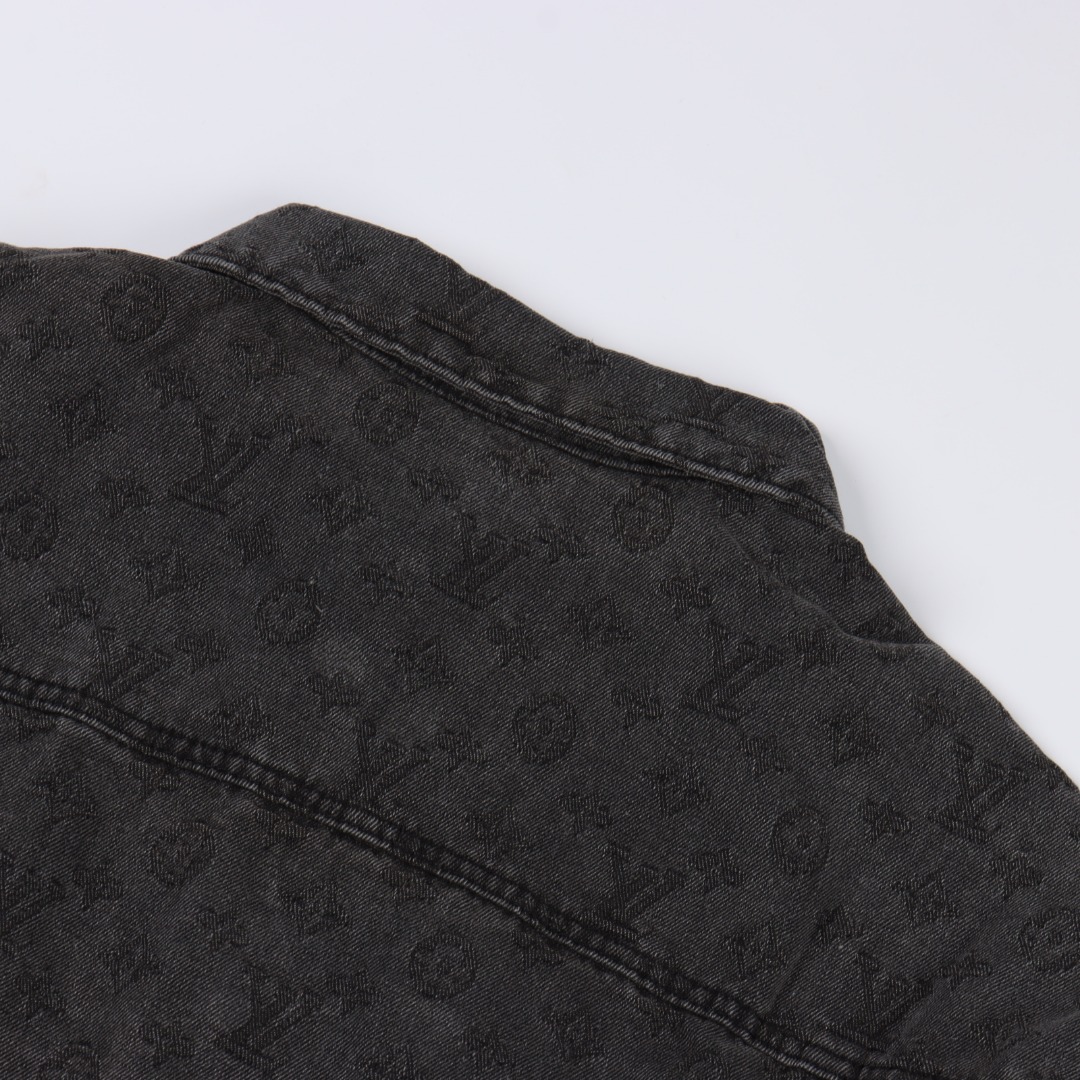 Louis Vuitton/路易威登1V 25FW 满印老花灰提花牛仔夹克灰色-Chinese UA Cheap High Quatity Brand Clothes Bags handbags Sneakers wholesale wholesaler seller from China Factory suppliers Fashion Clothing Shoes best Quality Beautiful Price Louis Vuitton/路易威登1V 25FW 满印老花灰提花牛仔夹克灰色