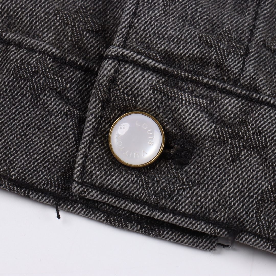 Louis Vuitton/路易威登1V 25FW 满印老花灰提花牛仔夹克灰色-Chinese UA Cheap High Quatity Brand Clothes Bags handbags Sneakers wholesale wholesaler seller from China Factory suppliers Fashion Clothing Shoes best Quality Beautiful Price Louis Vuitton/路易威登1V 25FW 满印老花灰提花牛仔夹克灰色