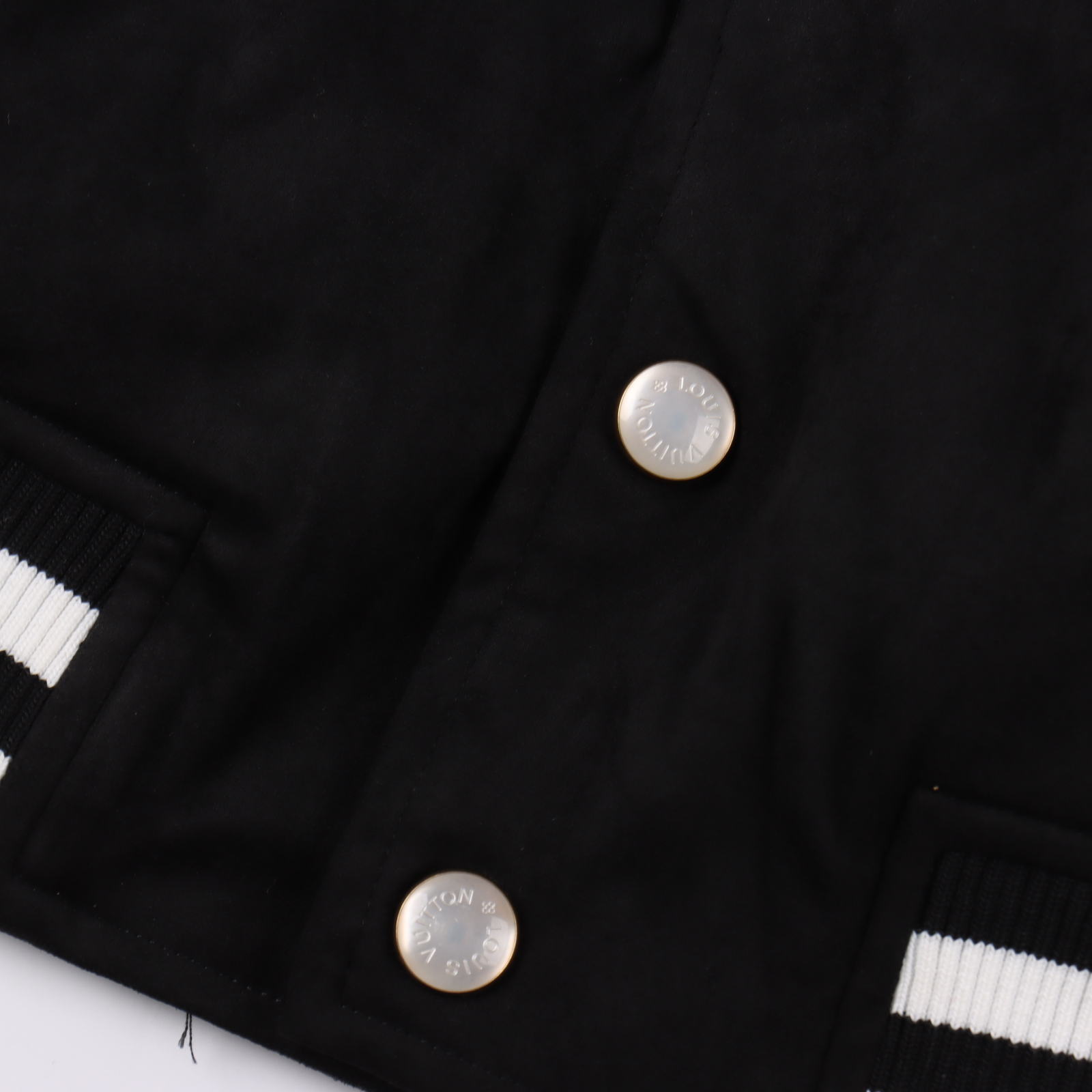 Louis Vuitton/路易威登 1V 25FW 四叶草钻饰麂皮棒球夹克黑色-Chinese UA Cheap High Quatity Brand Clothes Bags handbags Sneakers wholesale wholesaler seller from China Factory suppliers Fashion Clothing Shoes best Quality Beautiful Price Louis Vuitton/路易威登 1V 25FW 四叶草钻饰麂皮棒球夹克黑色