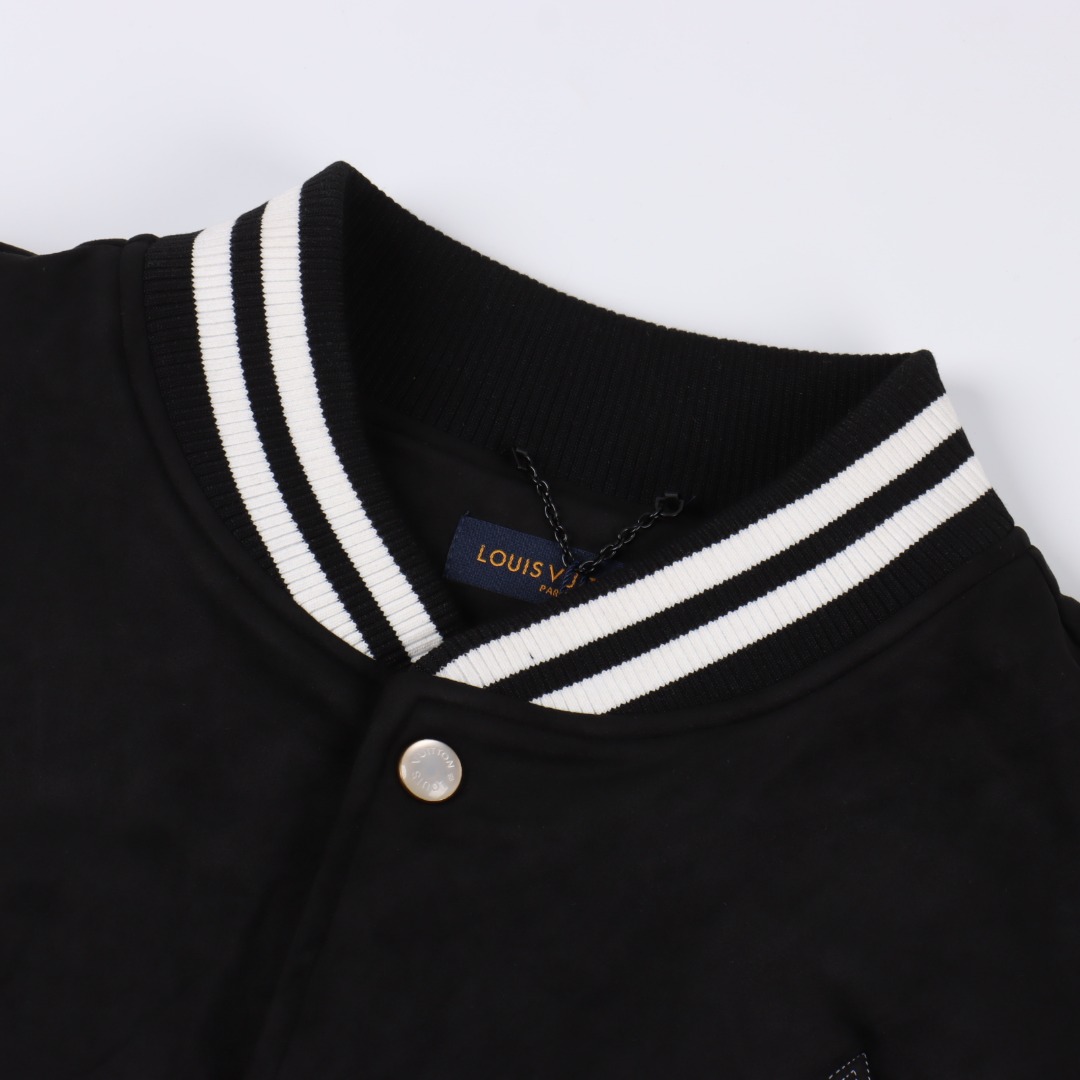 Louis Vuitton/路易威登 1V 25FW 四叶草钻饰麂皮棒球夹克黑色-Chinese UA Cheap High Quatity Brand Clothes Bags handbags Sneakers wholesale wholesaler seller from China Factory suppliers Fashion Clothing Shoes best Quality Beautiful Price Louis Vuitton/路易威登 1V 25FW 四叶草钻饰麂皮棒球夹克黑色