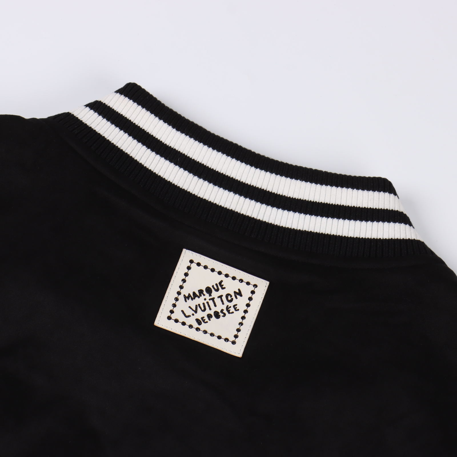 Louis Vuitton/路易威登 1V 25FW 四叶草钻饰麂皮棒球夹克黑色-Chinese UA Cheap High Quatity Brand Clothes Bags handbags Sneakers wholesale wholesaler seller from China Factory suppliers Fashion Clothing Shoes best Quality Beautiful Price Louis Vuitton/路易威登 1V 25FW 四叶草钻饰麂皮棒球夹克黑色