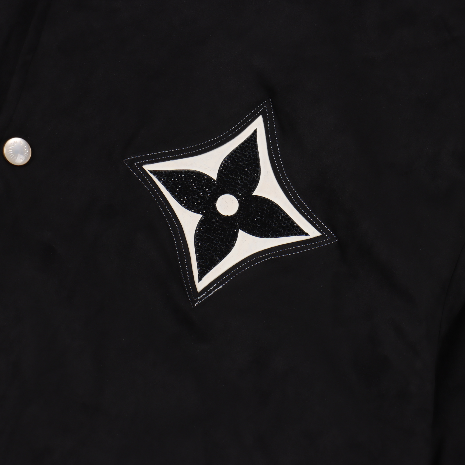 Louis Vuitton/路易威登 1V 25FW 四叶草钻饰麂皮棒球夹克黑色-Chinese UA Cheap High Quatity Brand Clothes Bags handbags Sneakers wholesale wholesaler seller from China Factory suppliers Fashion Clothing Shoes best Quality Beautiful Price Louis Vuitton/路易威登 1V 25FW 四叶草钻饰麂皮棒球夹克黑色