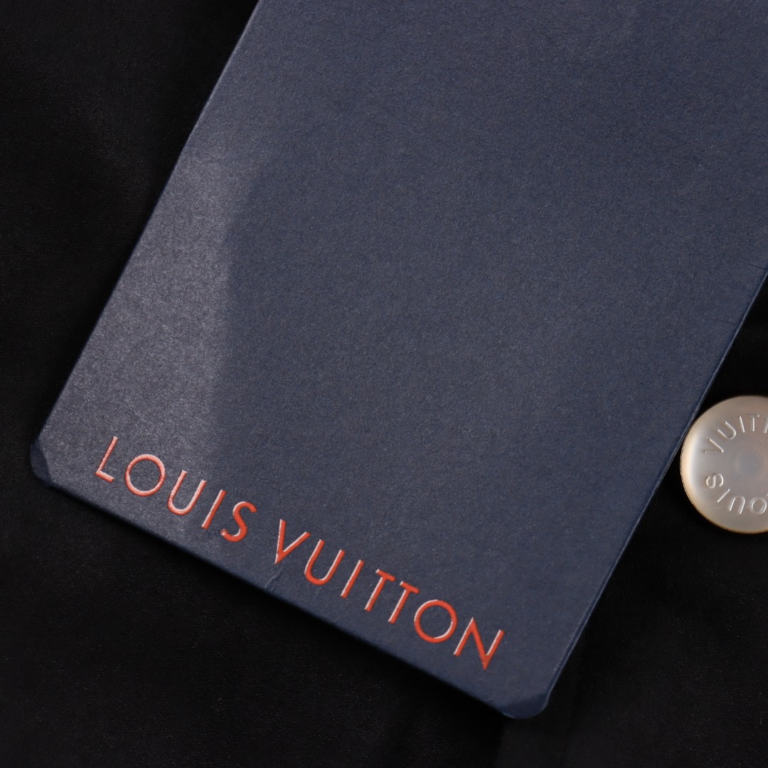 Louis Vuitton/路易威登 1V 25FW 四叶草钻饰麂皮棒球夹克黑色-Chinese UA Cheap High Quatity Brand Clothes Bags handbags Sneakers wholesale wholesaler seller from China Factory suppliers Fashion Clothing Shoes best Quality Beautiful Price Louis Vuitton/路易威登 1V 25FW 四叶草钻饰麂皮棒球夹克黑色