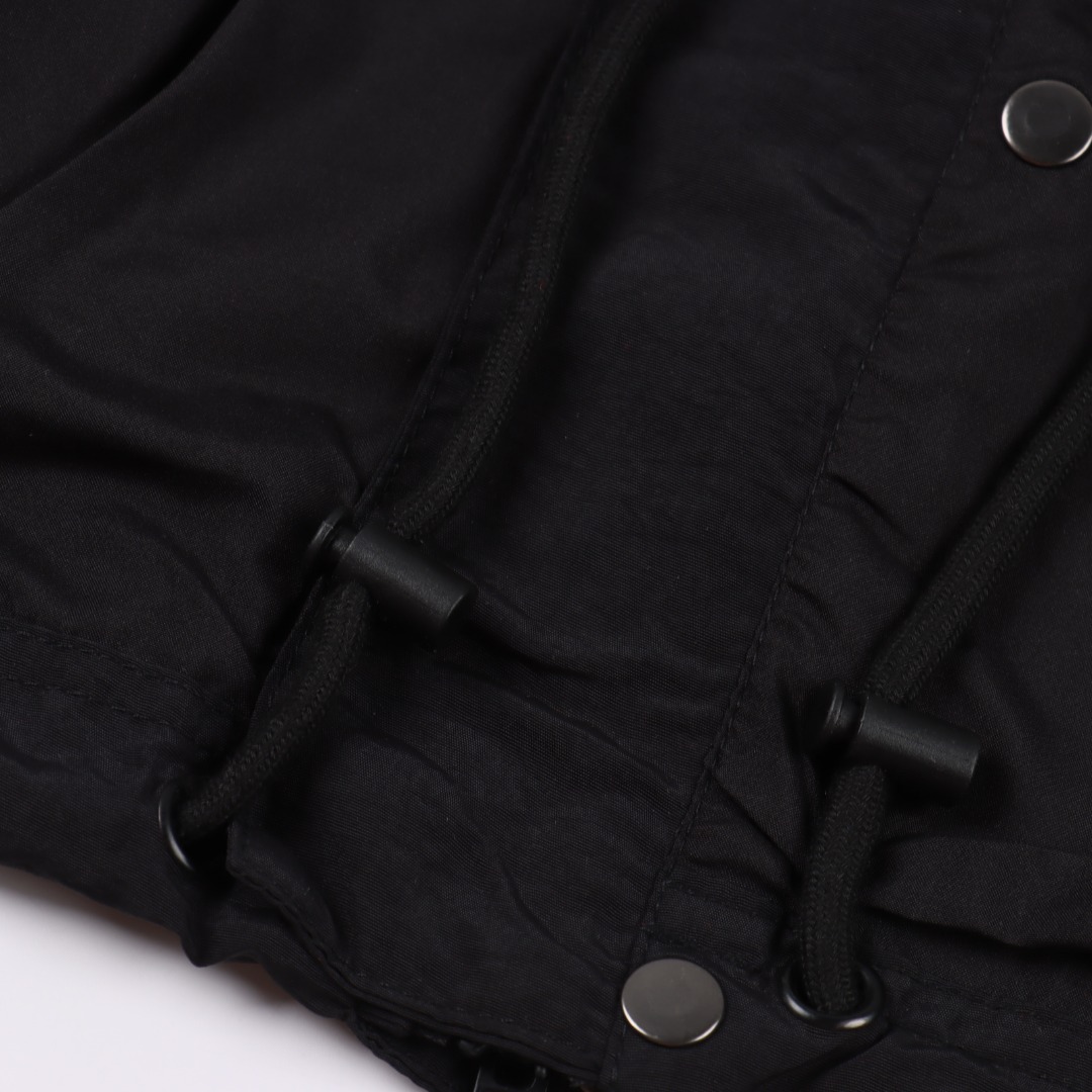 Balenciaga巴黎世家 BLCG 25SS 红色美纹纸胶带防水冲锋衣夹克 黑色-Chinese UA Cheap High Quatity Brand Clothes Bags handbags Sneakers wholesale wholesaler seller from China Factory suppliers Fashion Clothing Shoes best Quality Beautiful Price Balenciaga巴黎世家 BLCG 25SS 红色美纹纸胶带防水冲锋衣夹克 黑色