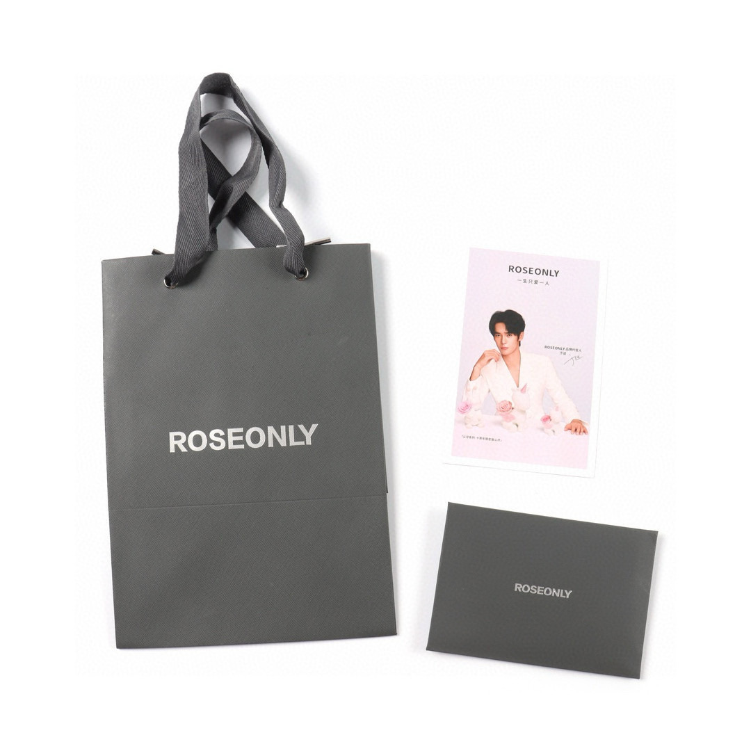 💰280
Roseonly 甜心独角兽永生花公仔
感受温柔宠爱  延续久久浪漫  在古希腊神话中  兔子是爱与美之神阿佛罗狄忒的心爱宠物 是幸运的象征 也被女神赋予“爱情”之意。
设计师以“少女”与“爱情”为灵感,设计出玫瑰公仔系列公仔,玫瑰花束,歪头亲昵依靠,享受这份温柔的宠爱,像每一个收获真爱的少女一样,沉浸幸福,满是甜蜜。
官方原版全套包装📦
那个产品都会附赠品牌官方真爱卡
礼盒、手提袋、代言人明信片