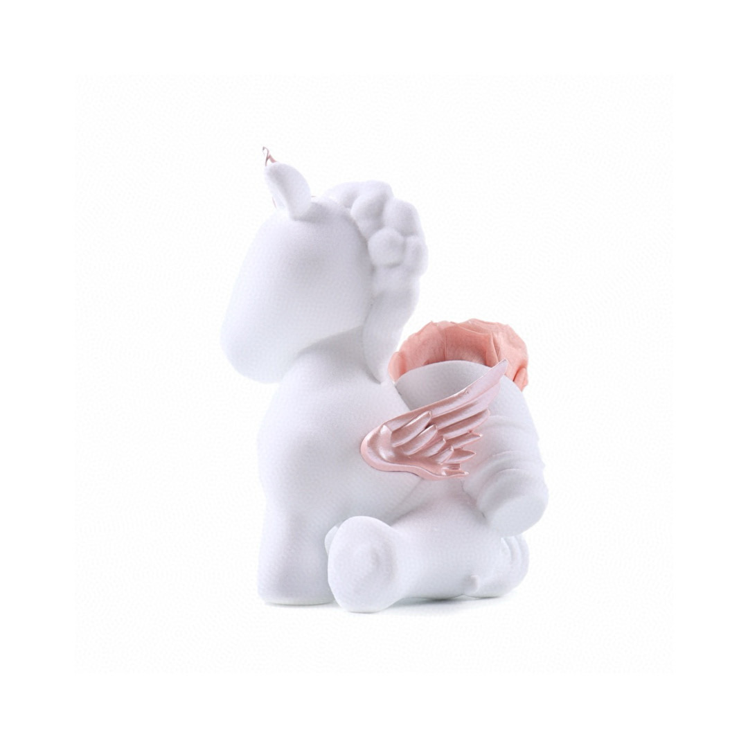 💰280
Roseonly 甜心独角兽永生花公仔
感受温柔宠爱  延续久久浪漫  在古希腊神话中  兔子是爱与美之神阿佛罗狄忒的心爱宠物 是幸运的象征 也被女神赋予“爱情”之意。
设计师以“少女”与“爱情”为灵感,设计出玫瑰公仔系列公仔,玫瑰花束,歪头亲昵依靠,享受这份温柔的宠爱,像每一个收获真爱的少女一样,沉浸幸福,满是甜蜜。
官方原版全套包装📦
那个产品都会附赠品牌官方真爱卡
礼盒、手提袋、代言人明信片