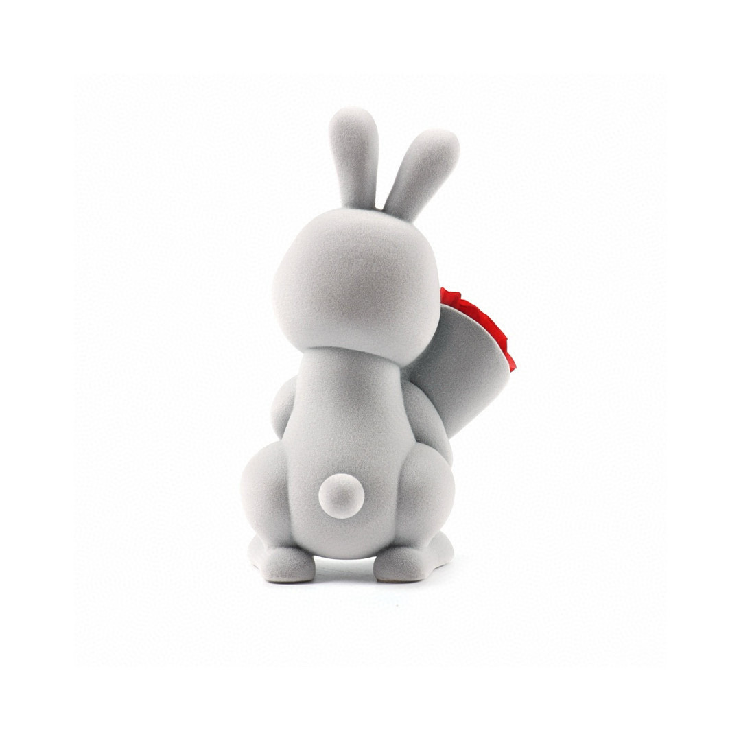 💰280
Roseonly 甜心兔永生花公仔
感受温柔宠爱  延续久久浪漫  在古希腊神话中  兔子是爱与美之神阿佛罗狄忒的心爱宠物 是幸运的象征 也被女神赋予“爱情”之意。
设计师以“少女”与“爱情”为灵感,设计出玫瑰公仔系列公仔,玫瑰花束,歪头亲昵依靠,享受这份温柔的宠爱,像每一个收获真爱的少女一样,沉浸幸福,满是甜蜜。
官方原版全套包装📦
那个产品都会附赠品牌官方真爱卡
礼盒、手提袋、代言人明信片