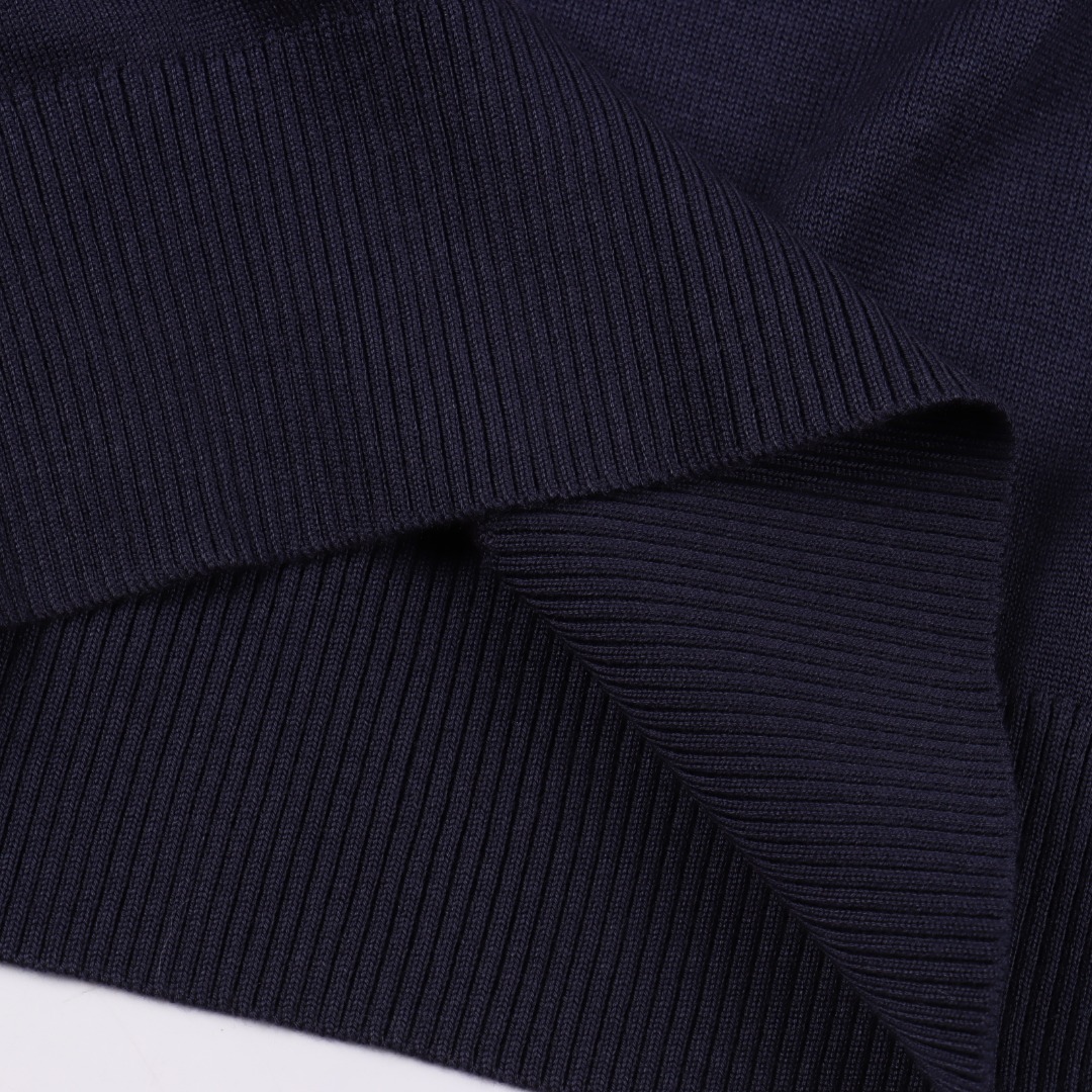 Moncler/蒙口 袖子条纹桑蚕丝针织毛衣 采用桑蚕丝材质