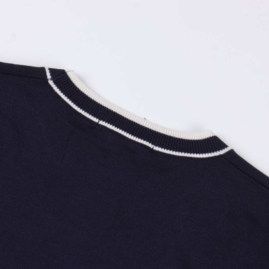Moncler/蒙口 袖子条纹桑蚕丝针织毛衣 采用桑蚕丝材质