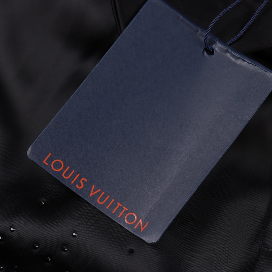 Louis Vuitton路易威登 1V 25FW 横须贺醋酸烫钻翻领轻薄棉服外套-High Quatity Cheap Brand wholesale wholesaler seller Clothes Bags handbags Sneakers Top Fashion Clothing Shoes from China Factory Chinese suppliers best Quality Beautiful Price Louis Vuitton路易威登 1V 25FW 横须贺醋酸烫钻翻领轻薄棉服外套