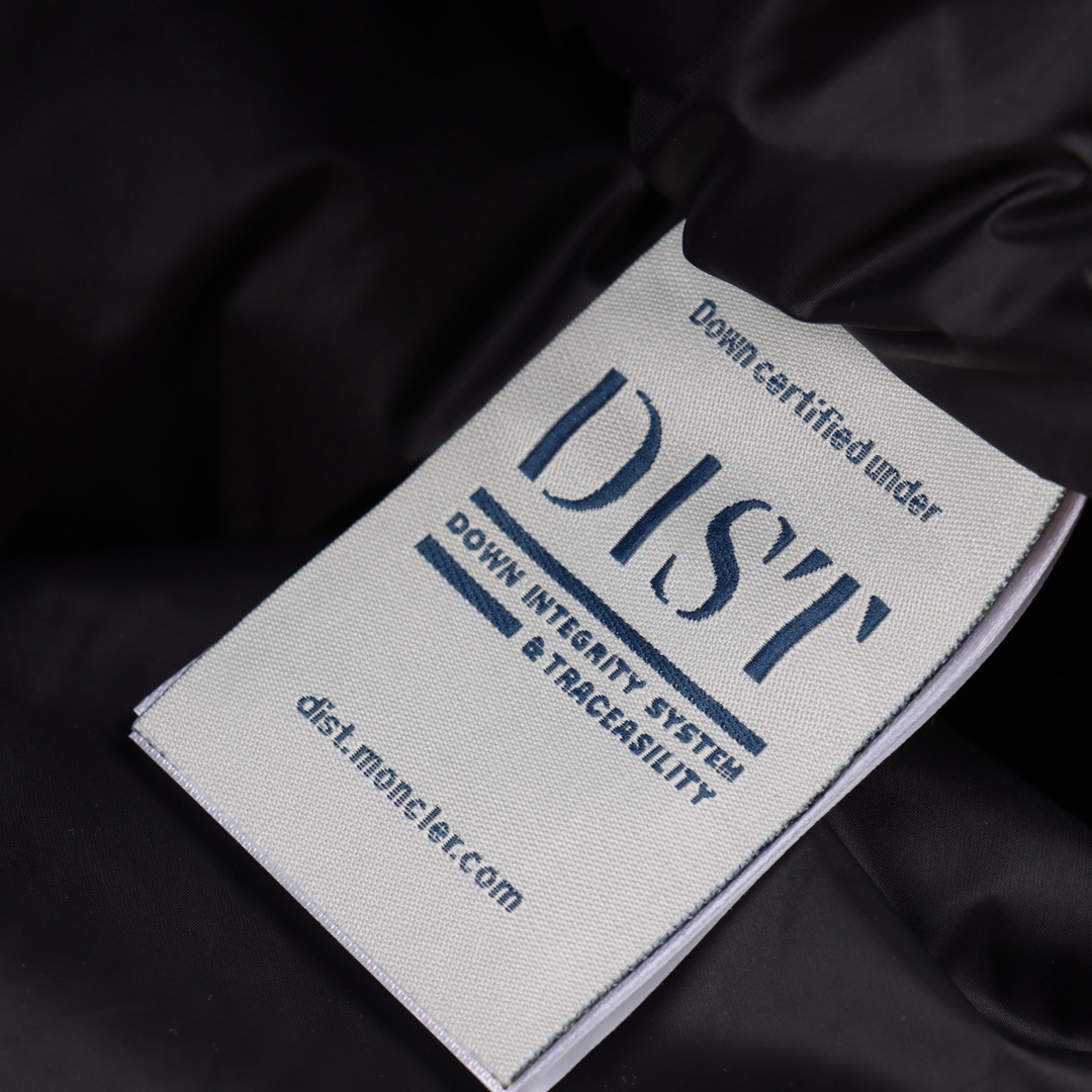 图片[4]-＃暖冬福利 Monclet蒙口Citala立领羽绒服 大标爆款轻鹅绒男女同款羽绒服夹克外套，独家重工品质 850+的蓬松度 Citala男士短款羽绒夹克采用波普色轻盈面料制成，彰显系列的朝气活力。 Citala羽绒夹克采用轻盈尼龙面料和longue saison衬里制成，舒适保暖而不显厚重。这款短款羽绒服采用舒适版型，标志性高领设计，呈现方格块绗缝廓形。 详情 颜色：黑色 蓝色 尺码：1-6码-选品中心