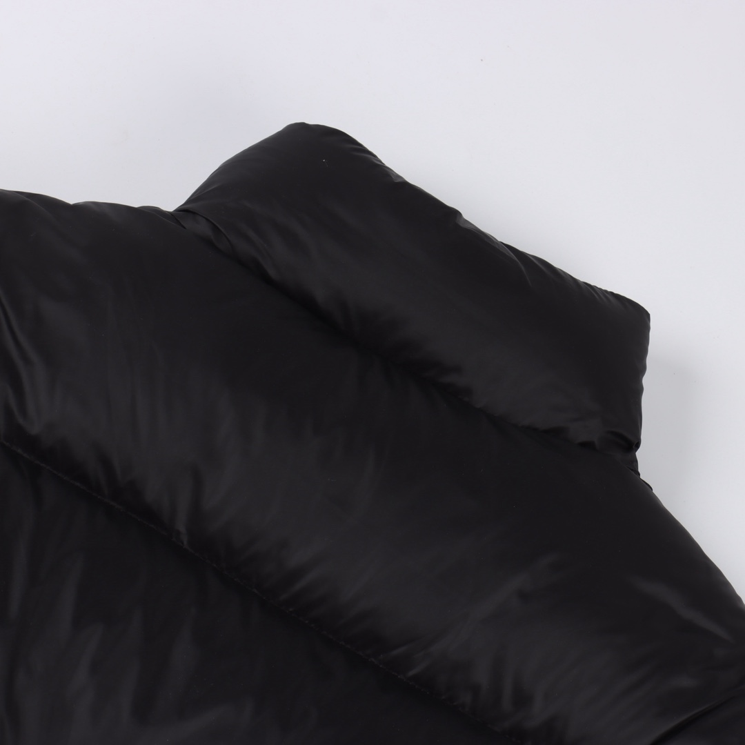 图片[9]-＃暖冬福利 Monclet蒙口Citala立领羽绒服 大标爆款轻鹅绒男女同款羽绒服夹克外套，独家重工品质 850+的蓬松度 Citala男士短款羽绒夹克采用波普色轻盈面料制成，彰显系列的朝气活力。 Citala羽绒夹克采用轻盈尼龙面料和longue saison衬里制成，舒适保暖而不显厚重。这款短款羽绒服采用舒适版型，标志性高领设计，呈现方格块绗缝廓形。 详情 颜色：黑色 蓝色 尺码：1-6码-选品中心