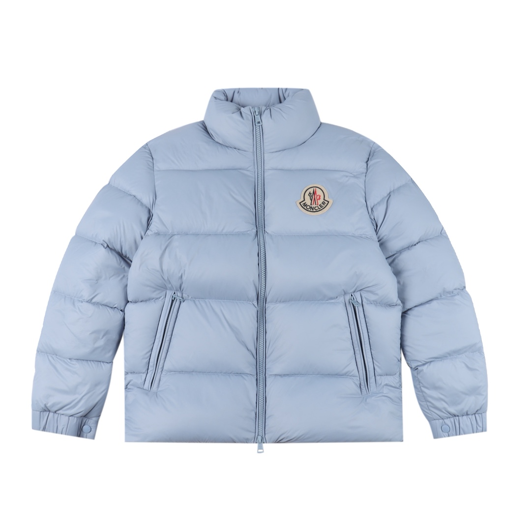 #暖冬福利 Monclet蒙口Citala立领羽绒服 大标爆款轻鹅绒男女同款羽绒服夹克外套,独家重工品质 850+的蓬松度 Citala男士短款羽绒夹克采用波普色轻盈面料制成,彰显系列的朝气活力。 Citala羽绒夹克采用轻盈尼龙面料和longue saison衬里制成,舒适保暖而不显厚重。这款短款羽绒服采用舒适版型,标志性高领设计,呈现方格块绗缝廓形。 详情 颜色:黑色 蓝色 尺码:1-6码-选品中心