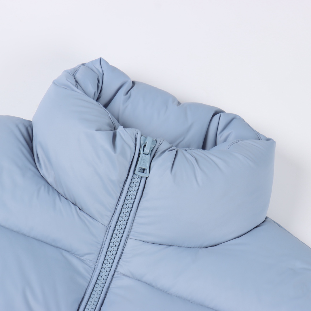 图片[5]-＃暖冬福利 Monclet蒙口Citala立领羽绒服 大标爆款轻鹅绒男女同款羽绒服夹克外套，独家重工品质 850+的蓬松度 Citala男士短款羽绒夹克采用波普色轻盈面料制成，彰显系列的朝气活力。 Citala羽绒夹克采用轻盈尼龙面料和longue saison衬里制成，舒适保暖而不显厚重。这款短款羽绒服采用舒适版型，标志性高领设计，呈现方格块绗缝廓形。 详情 颜色：黑色 蓝色 尺码：1-6码-选品中心