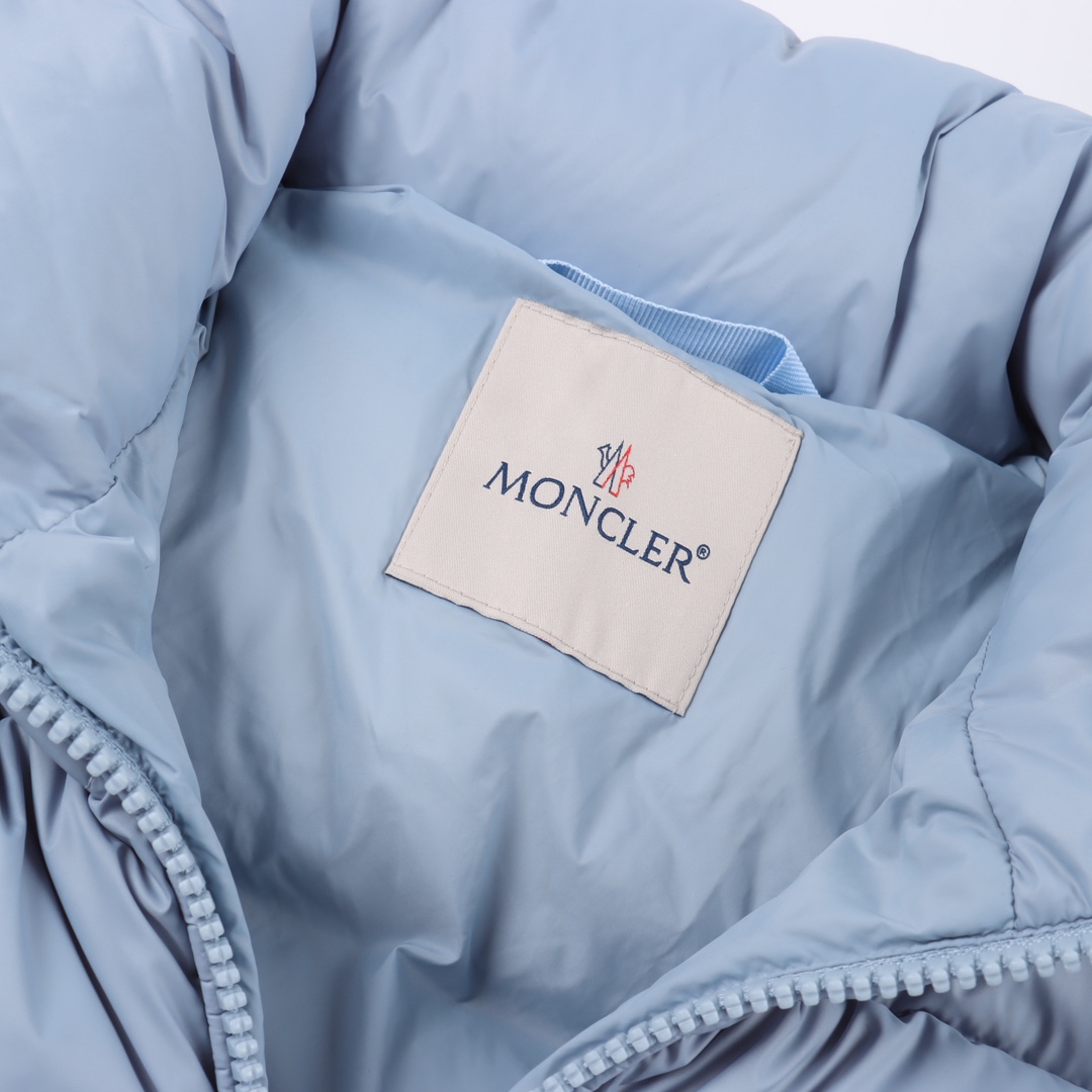 图片[4]-＃暖冬福利 Monclet蒙口Citala立领羽绒服 大标爆款轻鹅绒男女同款羽绒服夹克外套，独家重工品质 850+的蓬松度 Citala男士短款羽绒夹克采用波普色轻盈面料制成，彰显系列的朝气活力。 Citala羽绒夹克采用轻盈尼龙面料和longue saison衬里制成，舒适保暖而不显厚重。这款短款羽绒服采用舒适版型，标志性高领设计，呈现方格块绗缝廓形。 详情 颜色：黑色 蓝色 尺码：1-6码-选品中心