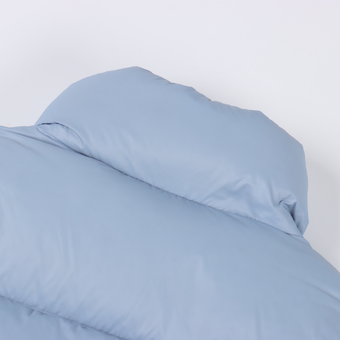 图片[9]-＃暖冬福利 Monclet蒙口Citala立领羽绒服 大标爆款轻鹅绒男女同款羽绒服夹克外套，独家重工品质 850+的蓬松度 Citala男士短款羽绒夹克采用波普色轻盈面料制成，彰显系列的朝气活力。 Citala羽绒夹克采用轻盈尼龙面料和longue saison衬里制成，舒适保暖而不显厚重。这款短款羽绒服采用舒适版型，标志性高领设计，呈现方格块绗缝廓形。 详情 颜色：黑色 蓝色 尺码：1-6码-选品中心