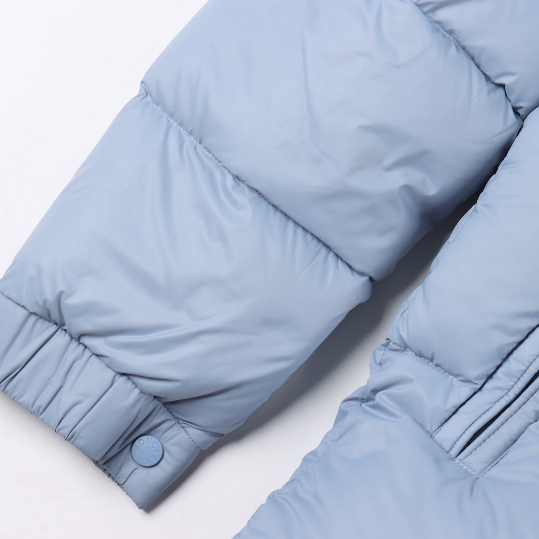 图片[7]-＃暖冬福利 Monclet蒙口Citala立领羽绒服 大标爆款轻鹅绒男女同款羽绒服夹克外套，独家重工品质 850+的蓬松度 Citala男士短款羽绒夹克采用波普色轻盈面料制成，彰显系列的朝气活力。 Citala羽绒夹克采用轻盈尼龙面料和longue saison衬里制成，舒适保暖而不显厚重。这款短款羽绒服采用舒适版型，标志性高领设计，呈现方格块绗缝廓形。 详情 颜色：黑色 蓝色 尺码：1-6码-选品中心