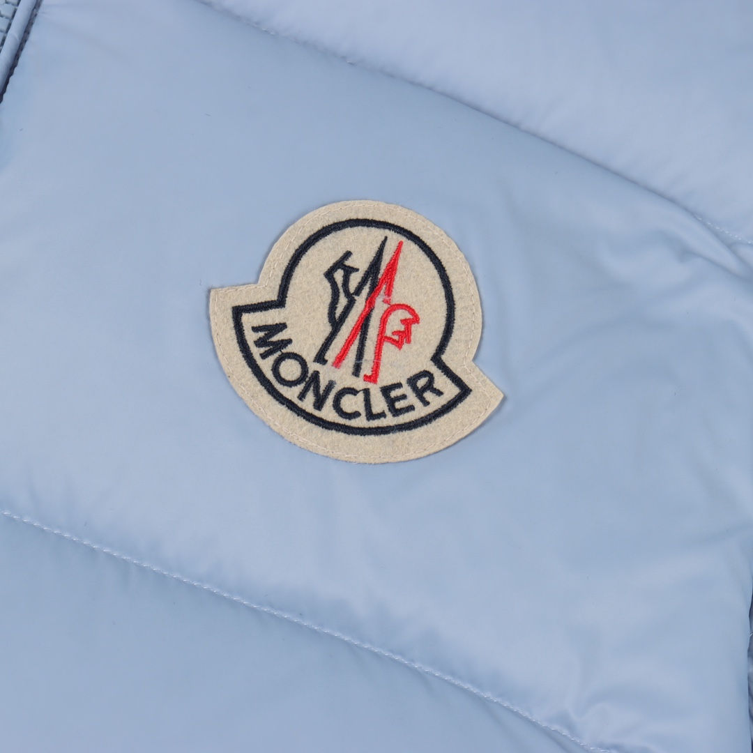 图片[3]-＃暖冬福利 Monclet蒙口Citala立领羽绒服 大标爆款轻鹅绒男女同款羽绒服夹克外套，独家重工品质 850+的蓬松度 Citala男士短款羽绒夹克采用波普色轻盈面料制成，彰显系列的朝气活力。 Citala羽绒夹克采用轻盈尼龙面料和longue saison衬里制成，舒适保暖而不显厚重。这款短款羽绒服采用舒适版型，标志性高领设计，呈现方格块绗缝廓形。 详情 颜色：黑色 蓝色 尺码：1-6码-选品中心