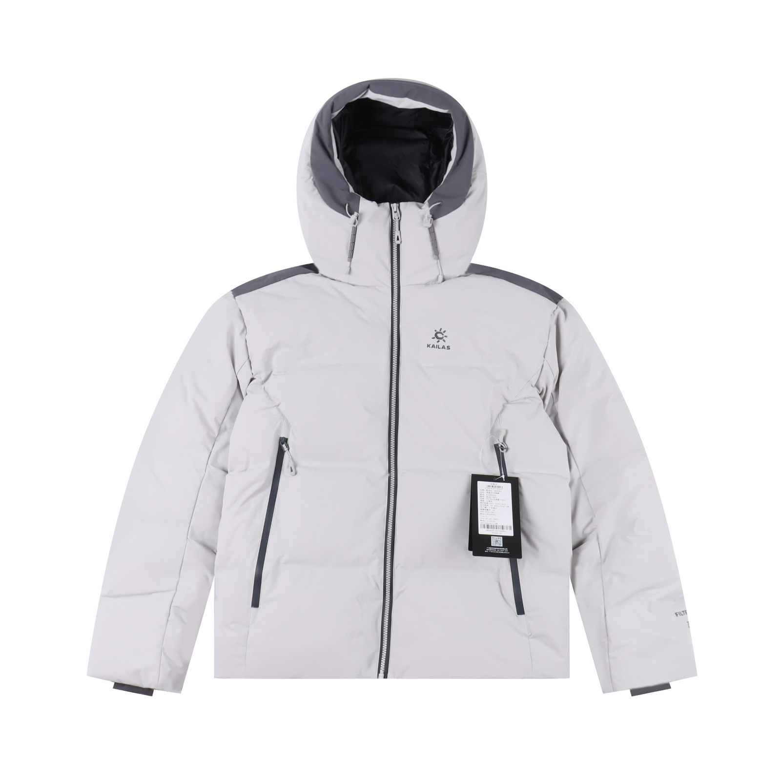 达古 浅云灰 KAILAS/凯乐石 达古冬季户外抗寒加厚登山防风羽绒服 设计理念:这款凯乐石达古鹅绒服是以中国川西阿坝的达古冰川命名的一款鹅绒服,全气候适应,应对山地四季多变气候及温差满足湿冷环境中的保暖防护需求, 为湿冷天气下徒步登山及山地生活设计,具备高性能保暖科技和防风防小雨功能,当外部冷气入侵,即使汗湿情况下,仍可保持恒定保暖,一款高性能羽绒服为你提供需求. 面料+特点: ✅采用原版定制FILTER-TEC科技面料提供防风保护 ✅ 可调节立体充绒防风帽 ✅ 填充700蓬鹅绒,绒子含量达90%,高效保暖 ✅每件衣服充绒量为180g➕以上 ✅两侧拉链插手袋,内里设有拉链口袋和收纳网袋,方便收纳物品 ✅透气拉链设计,快速散热 ✅弹力防风袖口,防止寒气进入 ✅内里洗水友好结构设计,便于清洗 ✅兼具防风抗水、透汽、耐磨等全面防护性能,更好应对徒步穿越中的多变天气挑战 ✅面料采用撞色设计,独特大方 ✅大臂后侧有独特的透气拉链设计,快速散热 ✅ 在户外微雨环境下,能够抵挡水滴,防止渗透,抵御日常油污,拒绝吸收油液体类,易去污,普通洗涤,即可轻易去除污迹 ✅ 抗风,透气,轻微保暖,耐磨 ✅ 三维调节风帽贴脸不漏风,不遮挡 ✅男女同款 版型偏宽松,冬季必备 ✅适合亚洲人群 工艺: ✅这款凯乐石达古鹅绒服是以中国川西阿坝的达古冰川命名的一款鹅绒服,全气候适应,应对山地四季多变气候及温差满足湿冷环境中的保暖防护需求, 为湿冷天气下徒步登山及山地生活设计,具备高性能保暖科技和防风防小雨功能,当外部冷气入侵,即使汗湿情况下,仍可保持恒定保暖,一款高性能羽绒服为你提供需求,兼具防风抗水、透汽、耐磨、运动延展等性能耐久耐候性尤为出色,轻松应对丛林、岩石复杂坏境它是一款低调简约款,上身以后的舒适感一定会惊艳你.