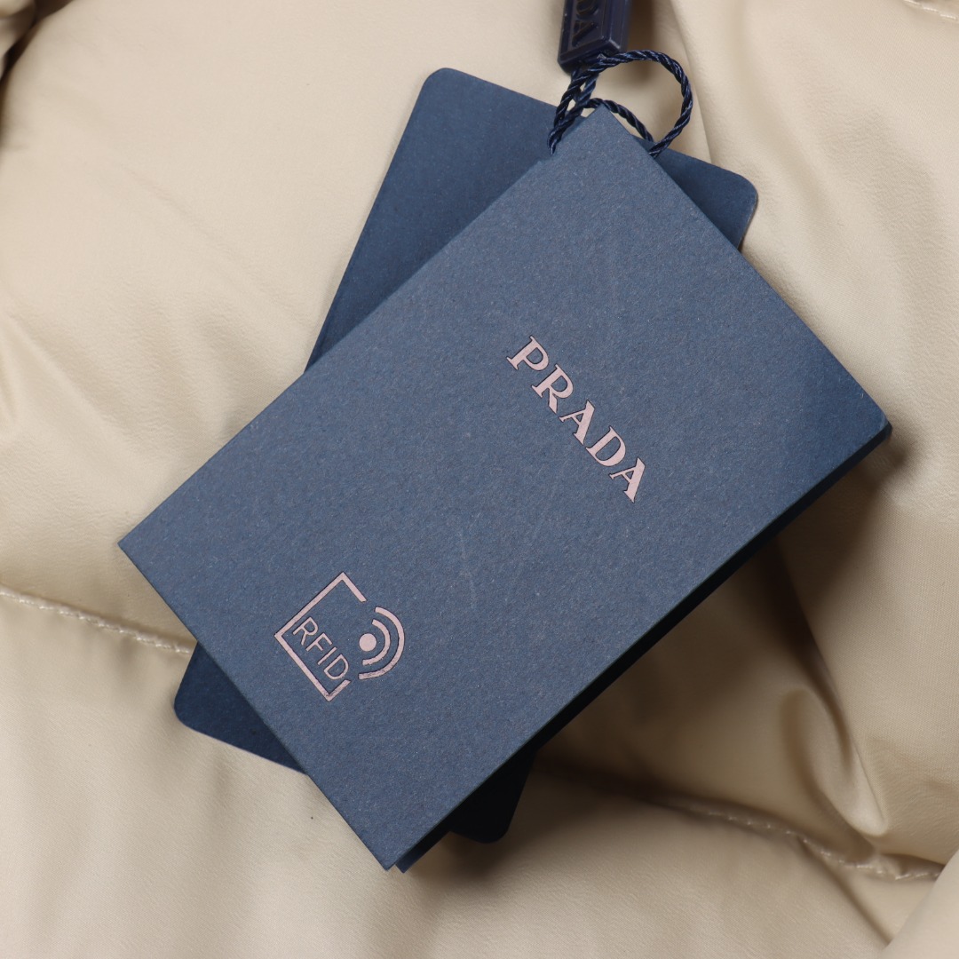 Prada/普拉达 25Fw 手臂三角标口袋连帽羽绒服
