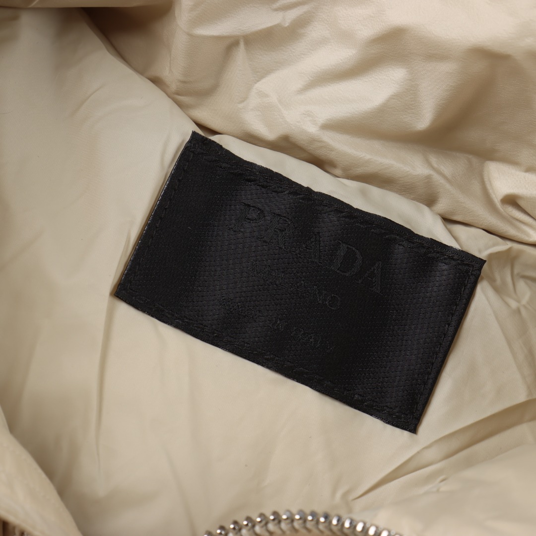 Prada/普拉达 25Fw 手臂三角标口袋连帽羽绒服