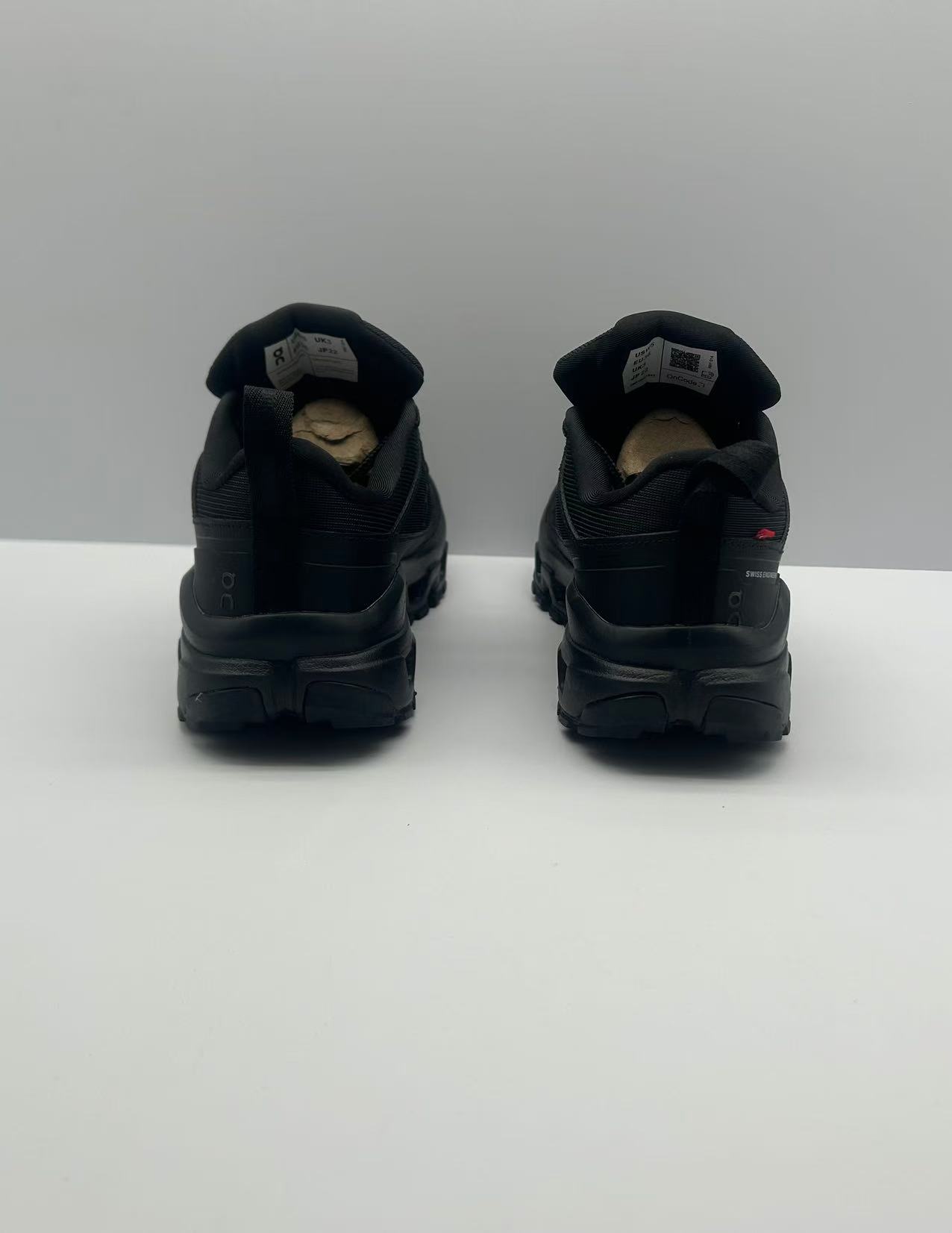 “Lightweight Waterproof Hiking Shoes for Outdoor Expeditions in Various Sizes” - 图片 3