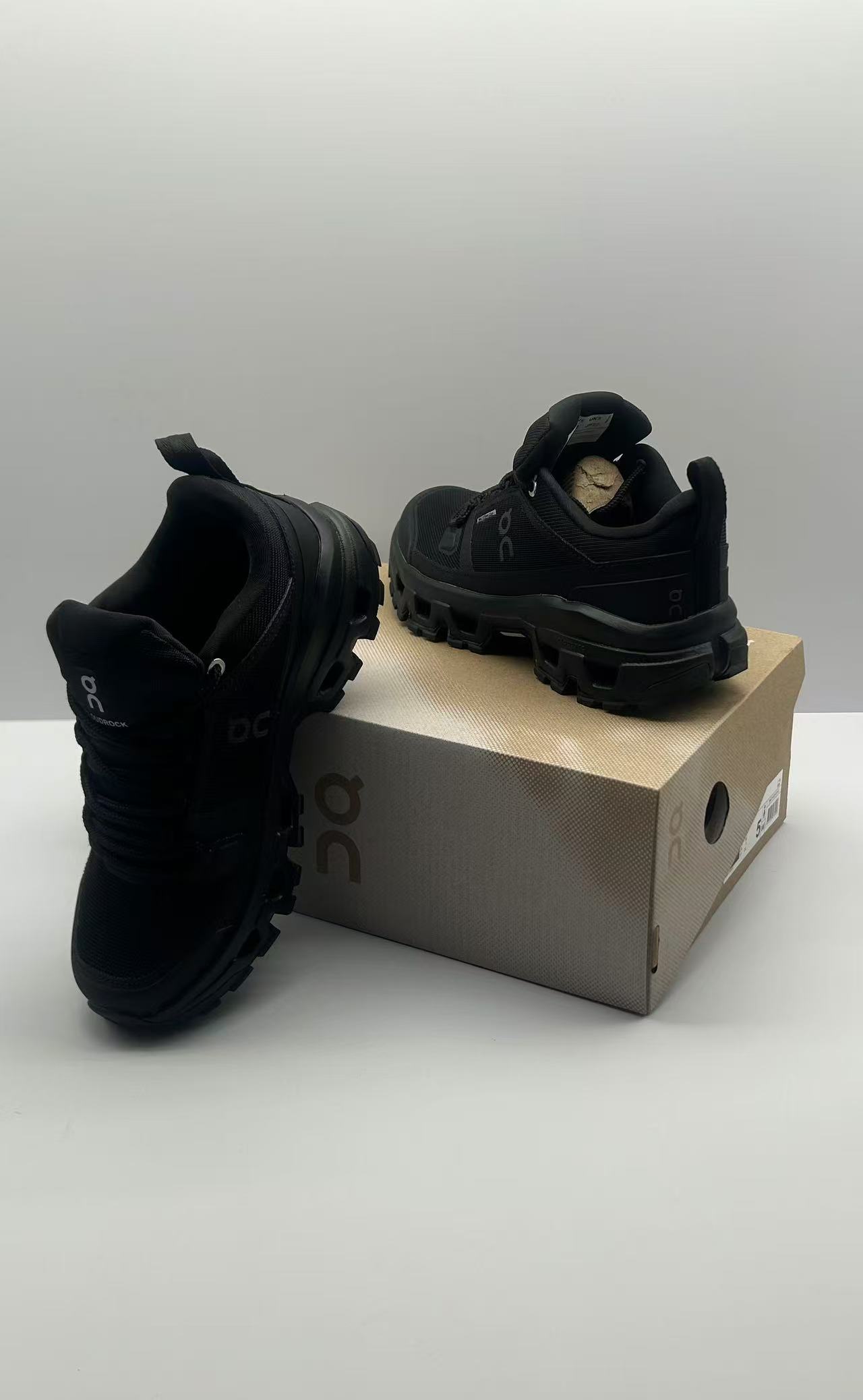 “Lightweight Waterproof Hiking Shoes for Outdoor Expeditions in Various Sizes” - 图片 9
