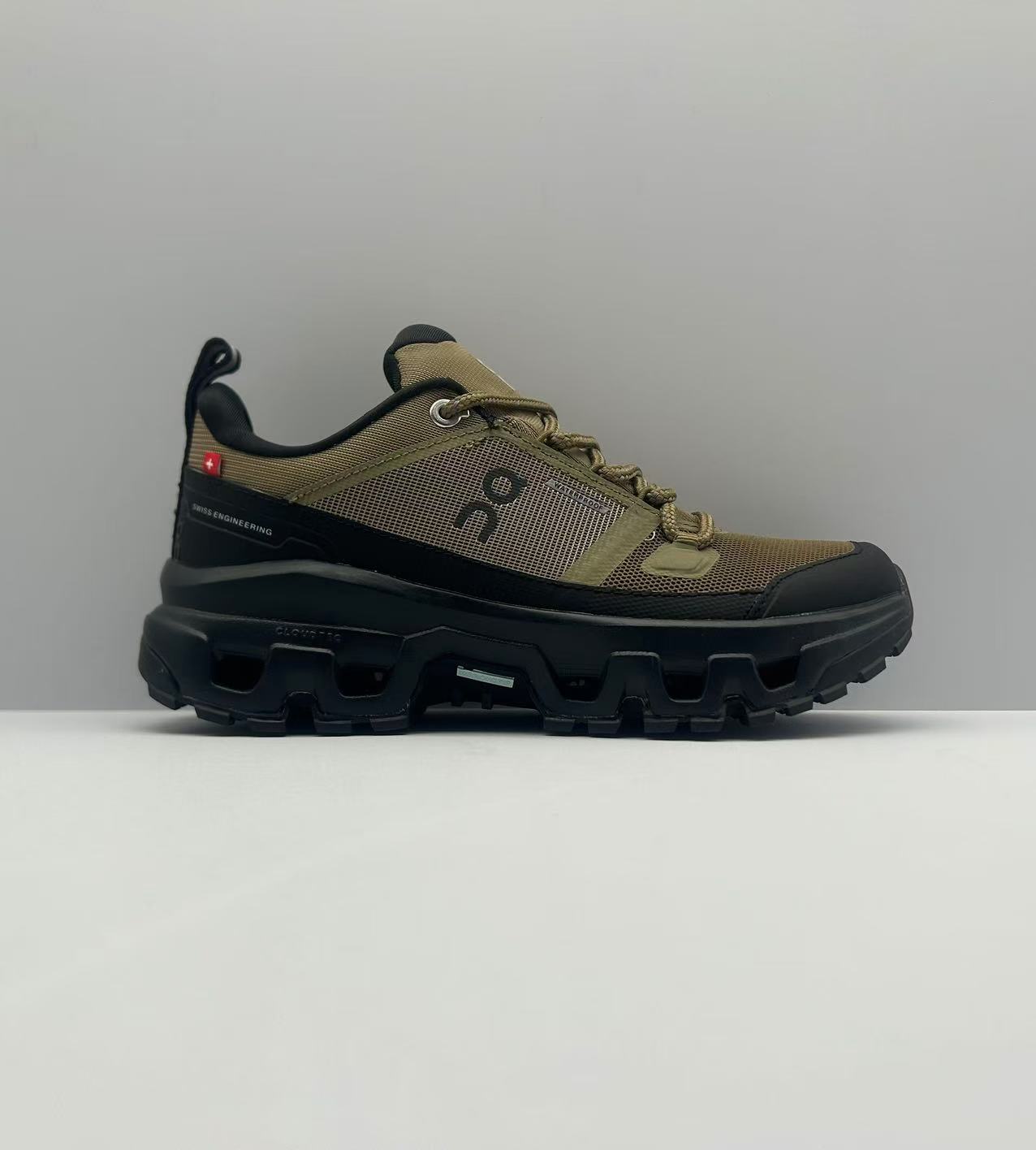 “Lightweight Waterproof Hiking Shoes for Outdoor Expeditions in Various Sizes”