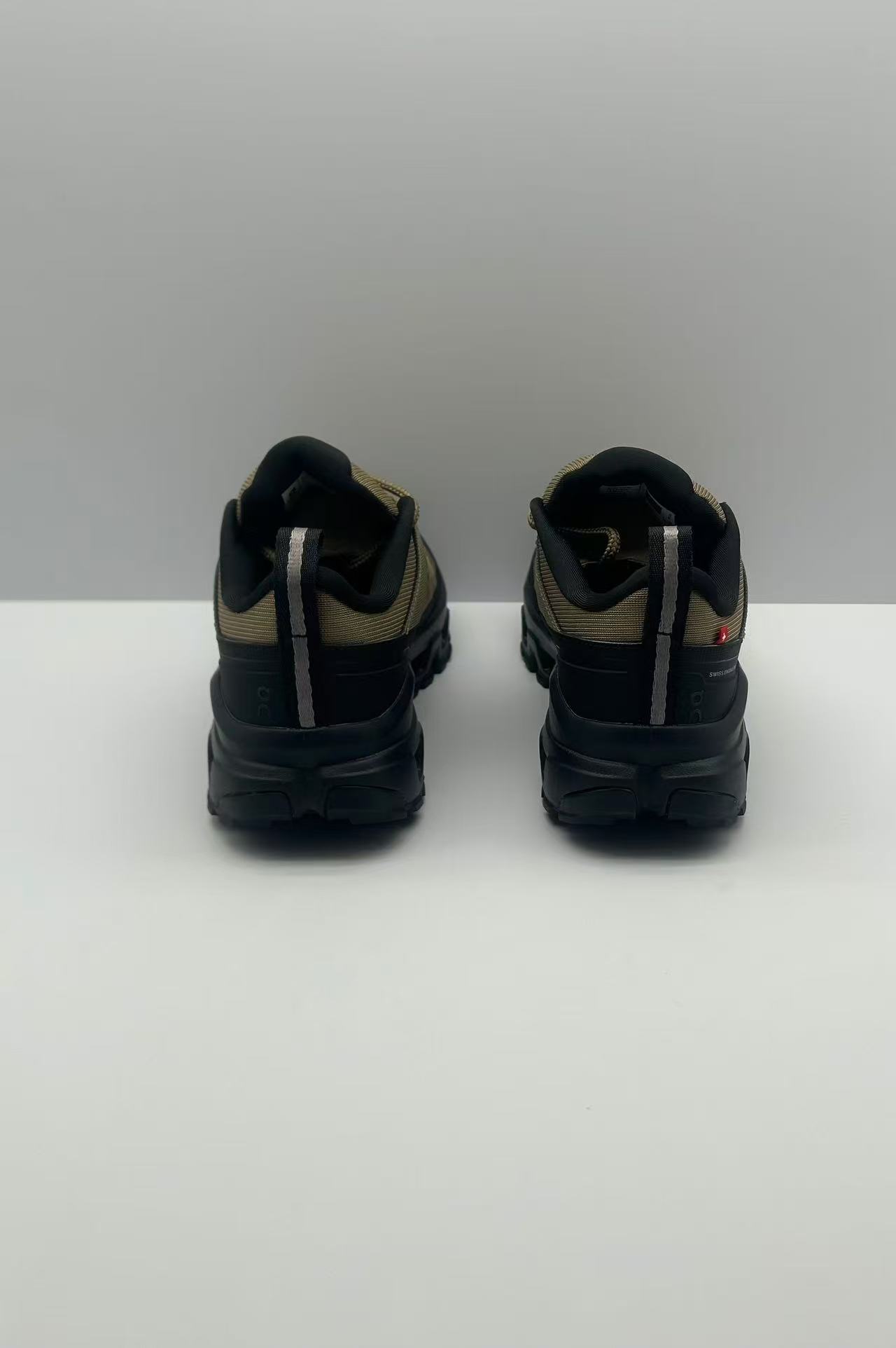 “Lightweight Waterproof Hiking Shoes for Outdoor Expeditions in Various Sizes” - 图片 3