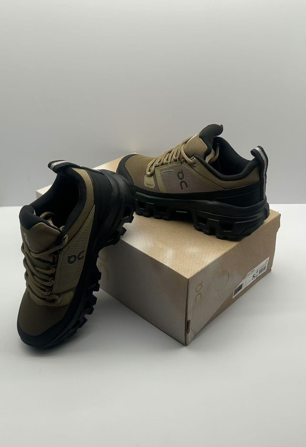 “Lightweight Waterproof Hiking Shoes for Outdoor Expeditions in Various Sizes” - 图片 9
