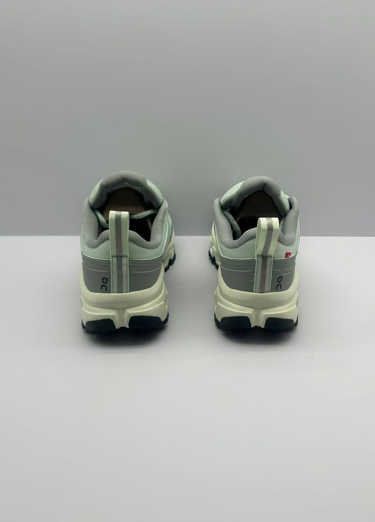 “Lightweight Waterproof Hiking Shoes for Outdoor Expeditions in Various Sizes” - 图片 3