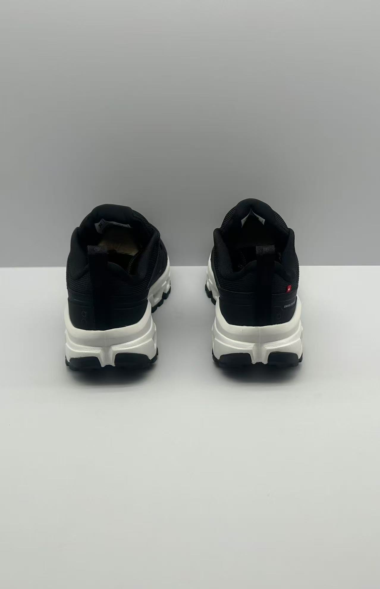 “Lightweight Waterproof Hiking Shoes for Outdoor Expeditions in Various Sizes” - 图片 3