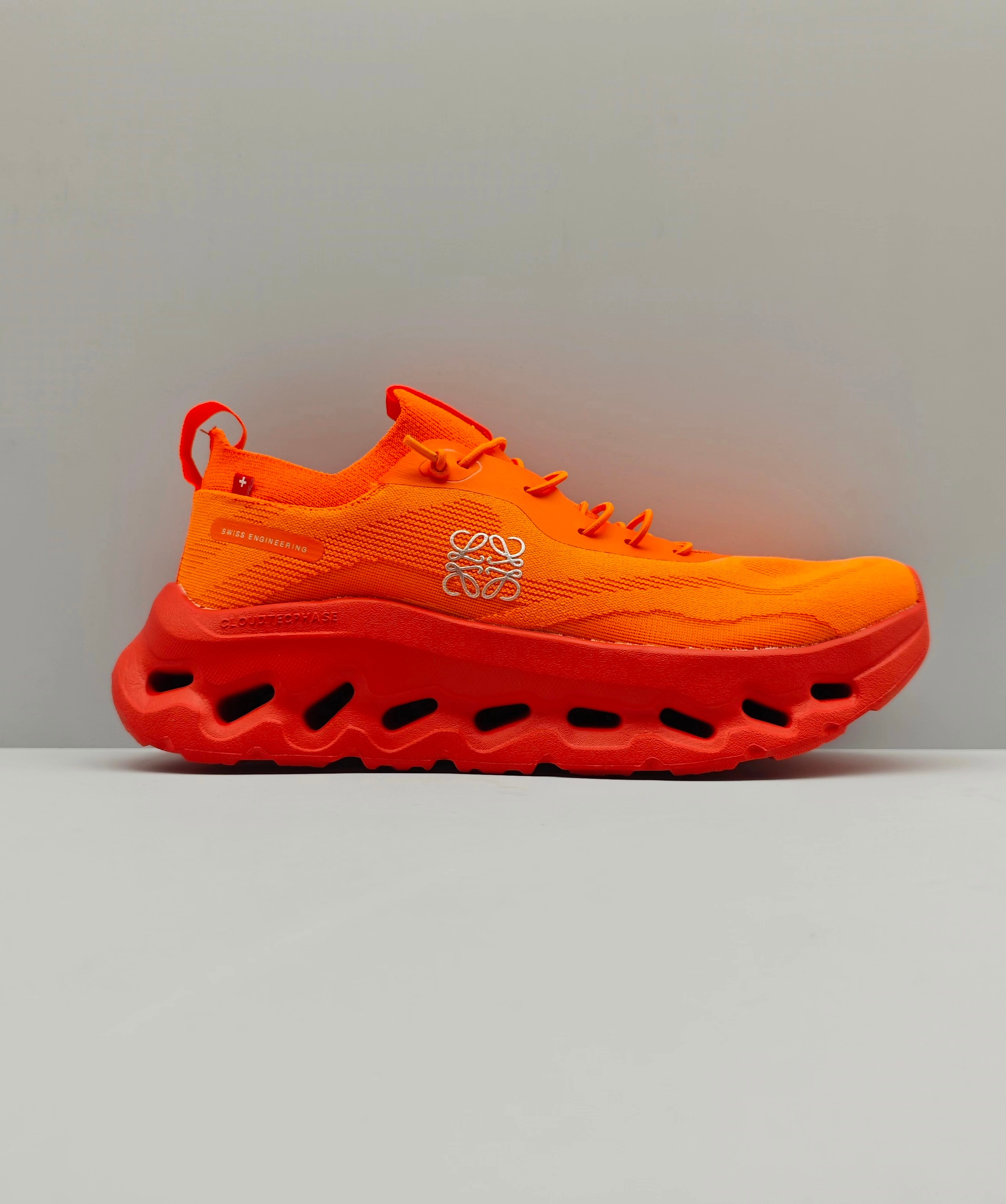 NO:408892,LOEWE X ON Cloudtilt LOEWE Lightweight, breathable, non-slip and wear-resistant, shock-absorbing sports and casual men's and women's running shoes Size: 36 36.5 37 38 38.5 39 40 40.5 41, casual shoes/sports shoes, loewe, loewe, sneakers19860909LOEWE X ON Cloudtilt 昂跑联名罗意威 轻量透气 防滑耐磨 减震运动休闲男女跑鞋 尺码:36 36.5 37 38 38.5 39 40 40.5 41,休闲鞋/运动鞋,loewe,loewe,sneakers,Women's Shoes