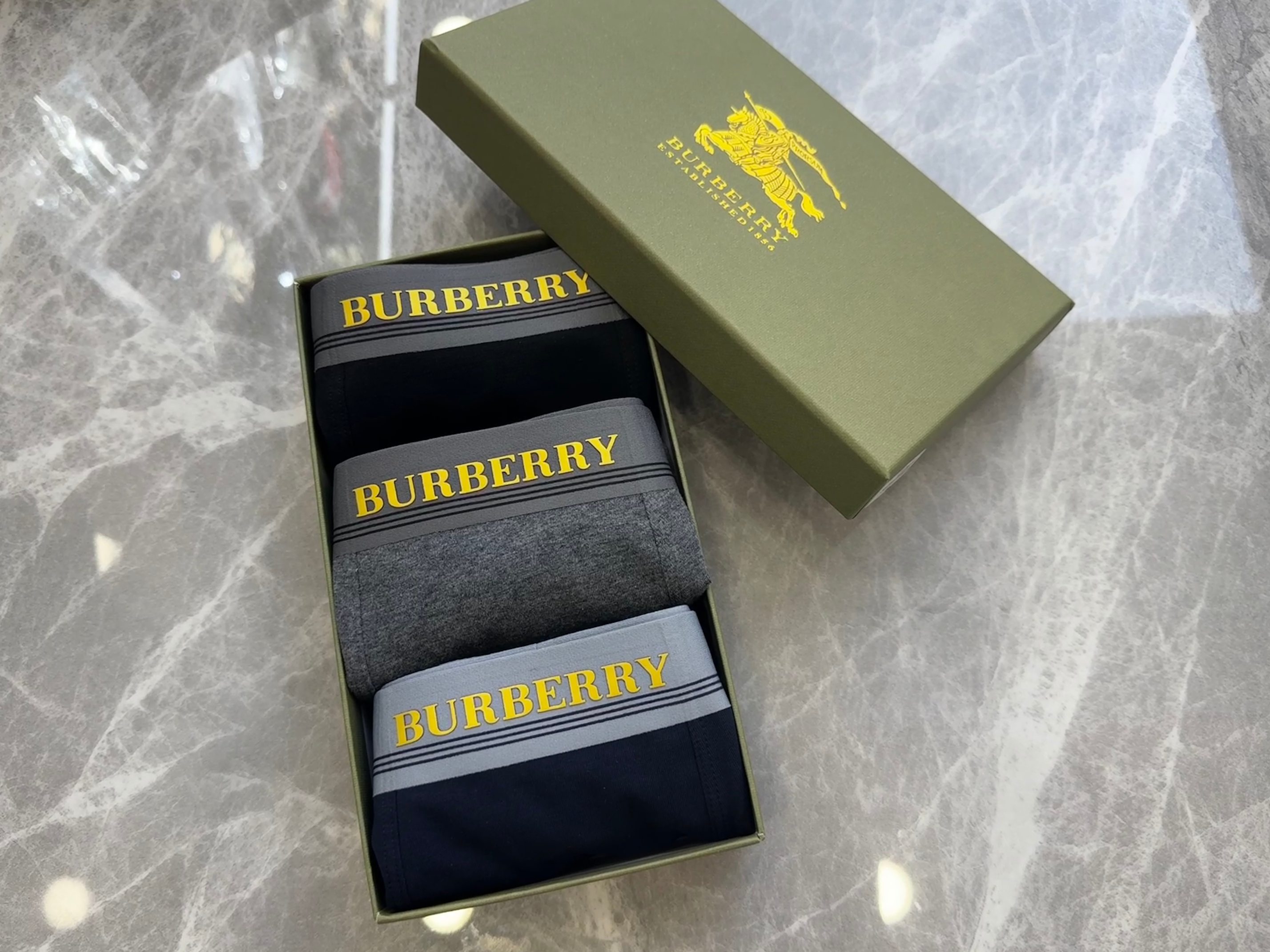 P80 BURBERRY 巴宝莉 3D 滴胶 原单品质！天然彩棉！精品盒装男士内裤！外贸国外订单，高品质，无痕切割工艺 科学配  95%棉+5%氨纶 丝滑 透气 舒适！有型！ 一点也不紧绷 按照人体工程学设计 彰显男性性感魅力 超级好穿  一盒3条  L-XXXXL 最大穿到38码 （注:贴身衣物 不退不换）