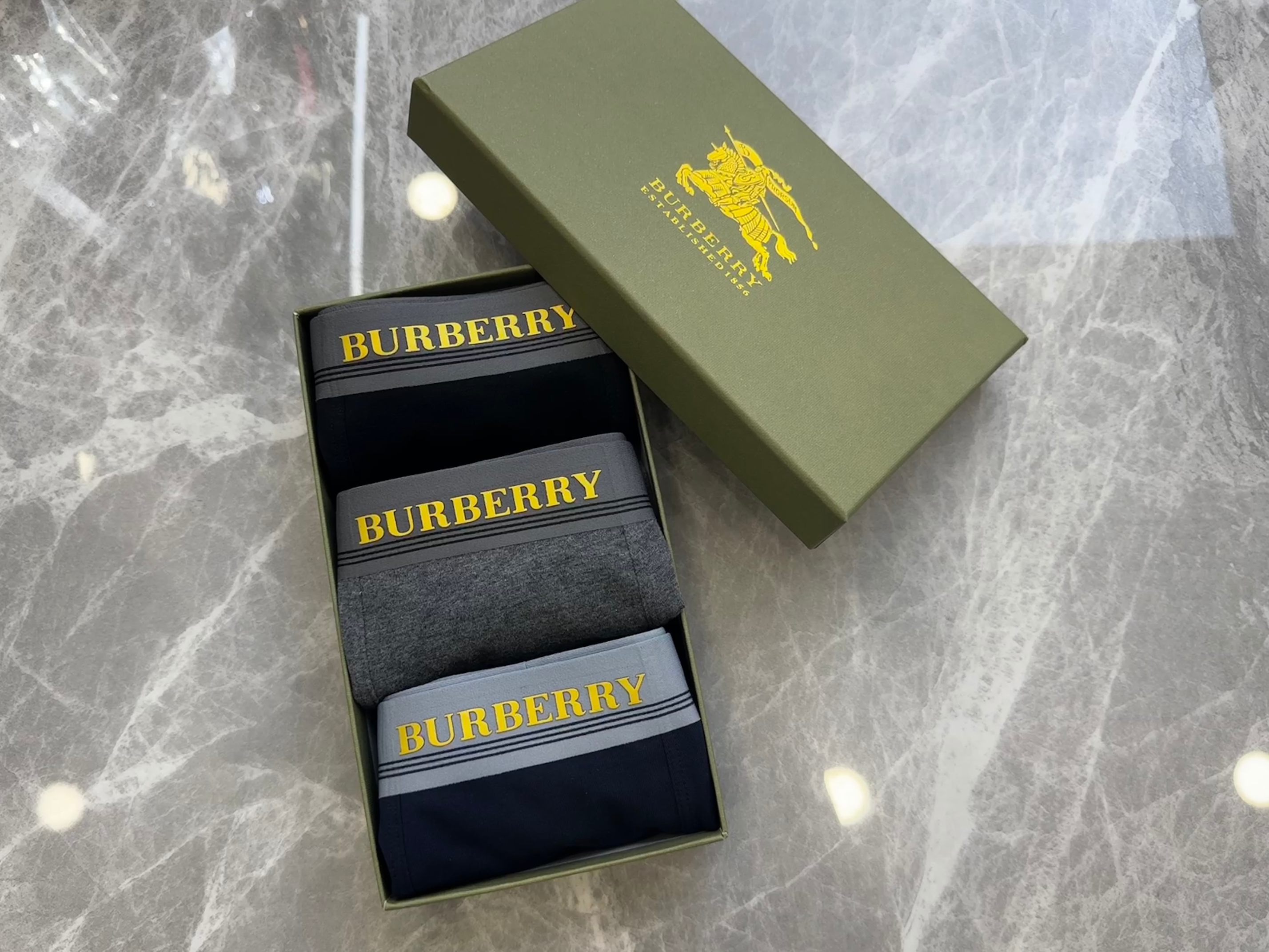 P80 BURBERRY 巴宝莉 3D 滴胶 原单品质！天然彩棉！精品盒装男士内裤！外贸国外订单，高品质，无痕切割工艺 科学配  95%棉+5%氨纶 丝滑 透气 舒适！有型！ 一点也不紧绷 按照人体工程学设计 彰显男性性感魅力 超级好穿  一盒3条  L-XXXXL 最大穿到38码 （注:贴身衣物 不退不换）