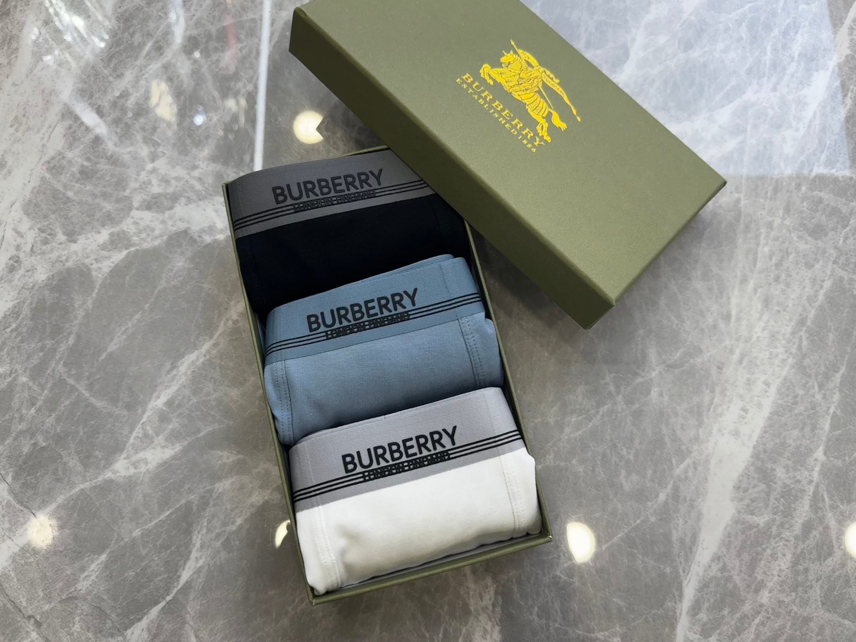 P80 BURBERRY 巴宝莉 3D 滴胶 原单品质！天然彩棉！精品盒装男士内裤！外贸国外订单，高品质，无痕切割工艺 科学配  95%棉+5%氨纶 丝滑 透气 舒适！有型！ 一点也不紧绷 按照人体工程学设计 彰显男性性感魅力 超级好穿  一盒3条  L-XXXXL 最大穿到38码 （注:贴身衣物 不退不换）